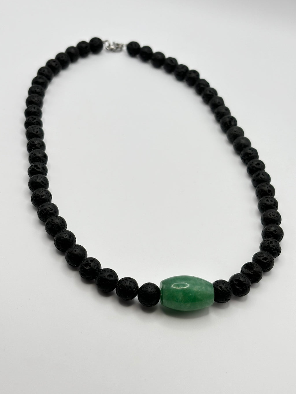 Collar de Piedra Volcánica con Jade Central – Energía, Equilibrio y Estilo Natural