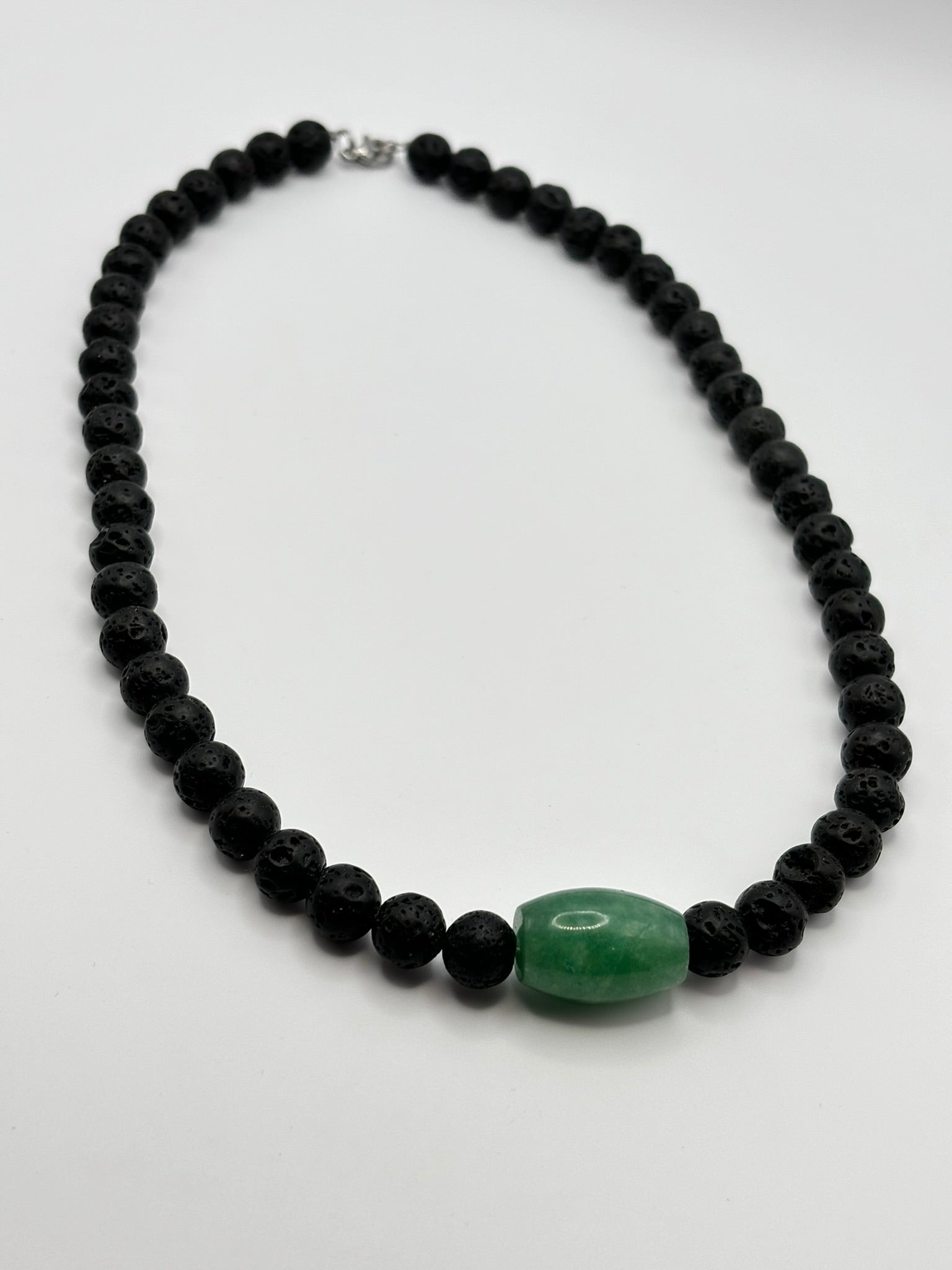 Collar de Piedra Volcánica con Jade Central – Energía, Equilibrio y Estilo Natural