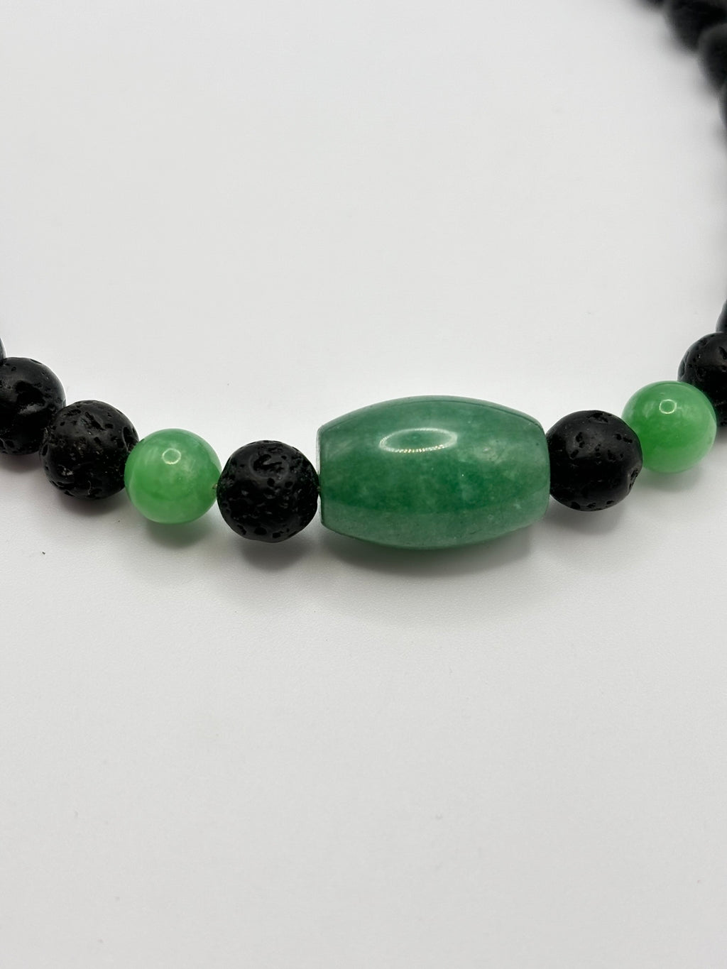 Collar de Jade Verde y Piedra Volcánica – Energía, Protección y Estilo Natural