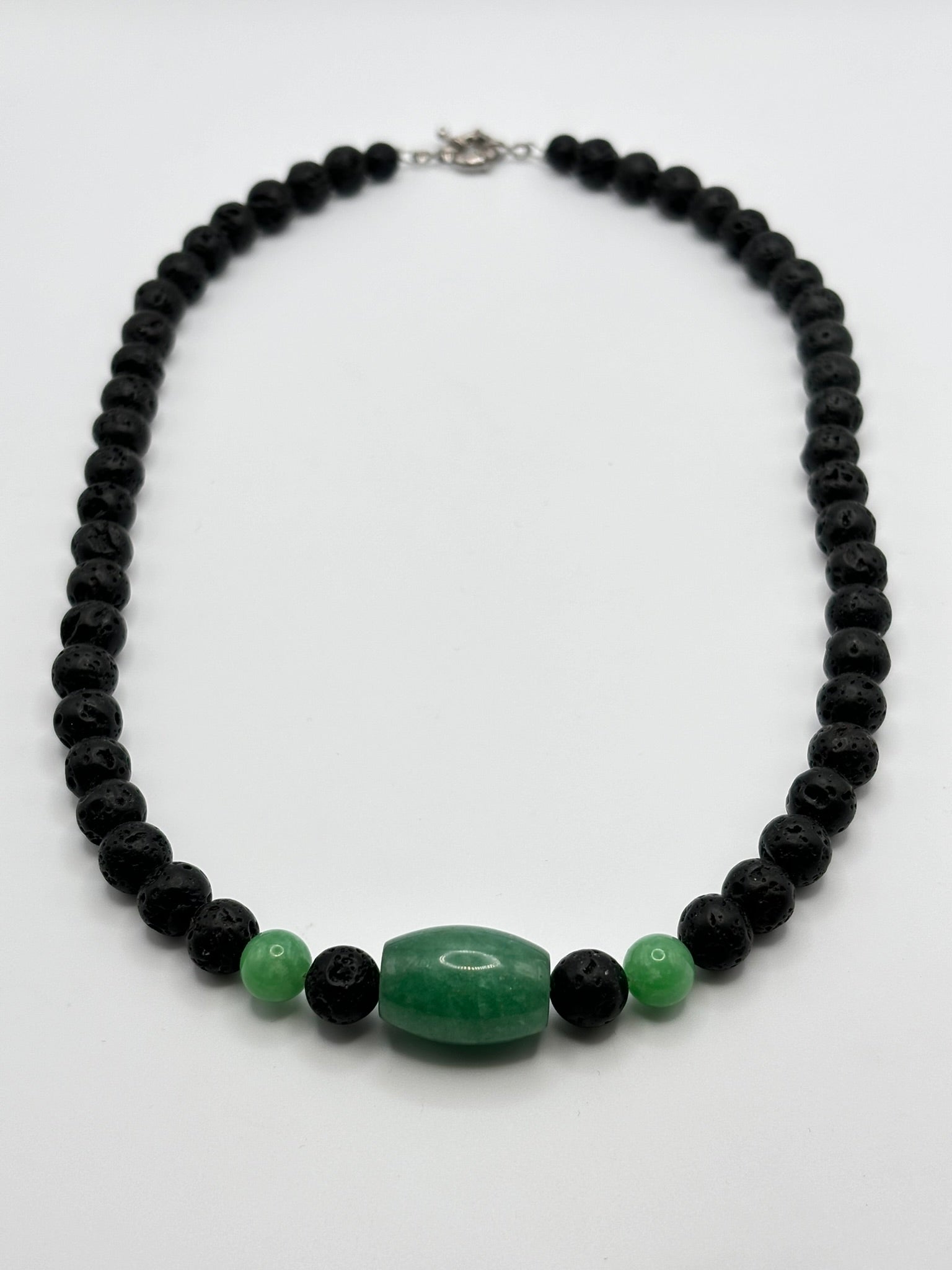 Collar de Jade Verde y Piedra Volcánica – Energía, Protección y Estilo Natural