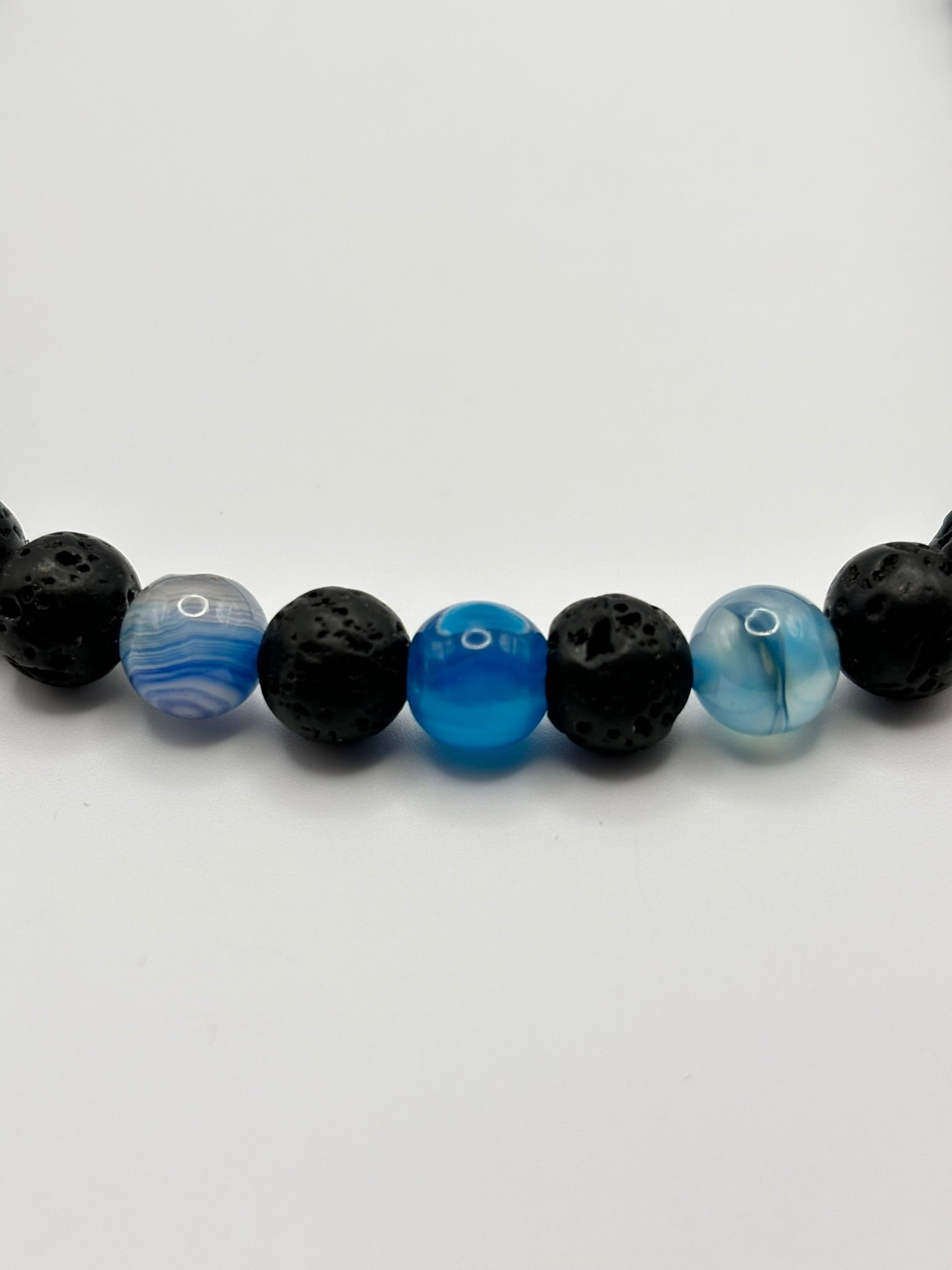 Collar de Piedra Volcánica y Ágata Azul – Protección, Serenidad y Estilo Moderno