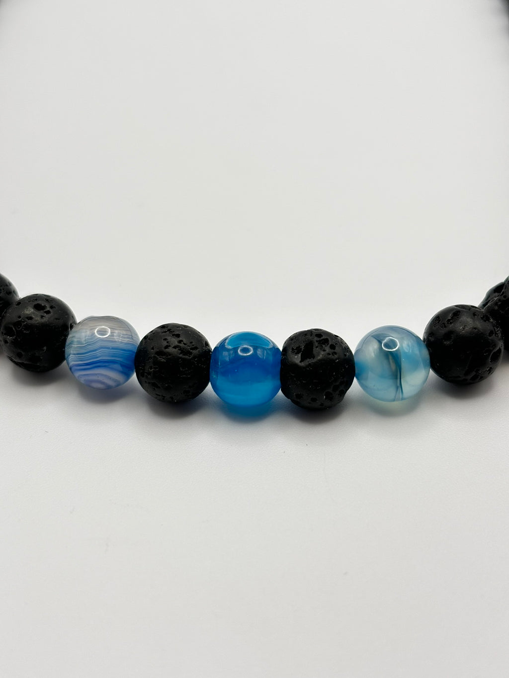 Collar de Piedra Volcánica y Ágata Azul – Protección, Serenidad y Estilo Moderno