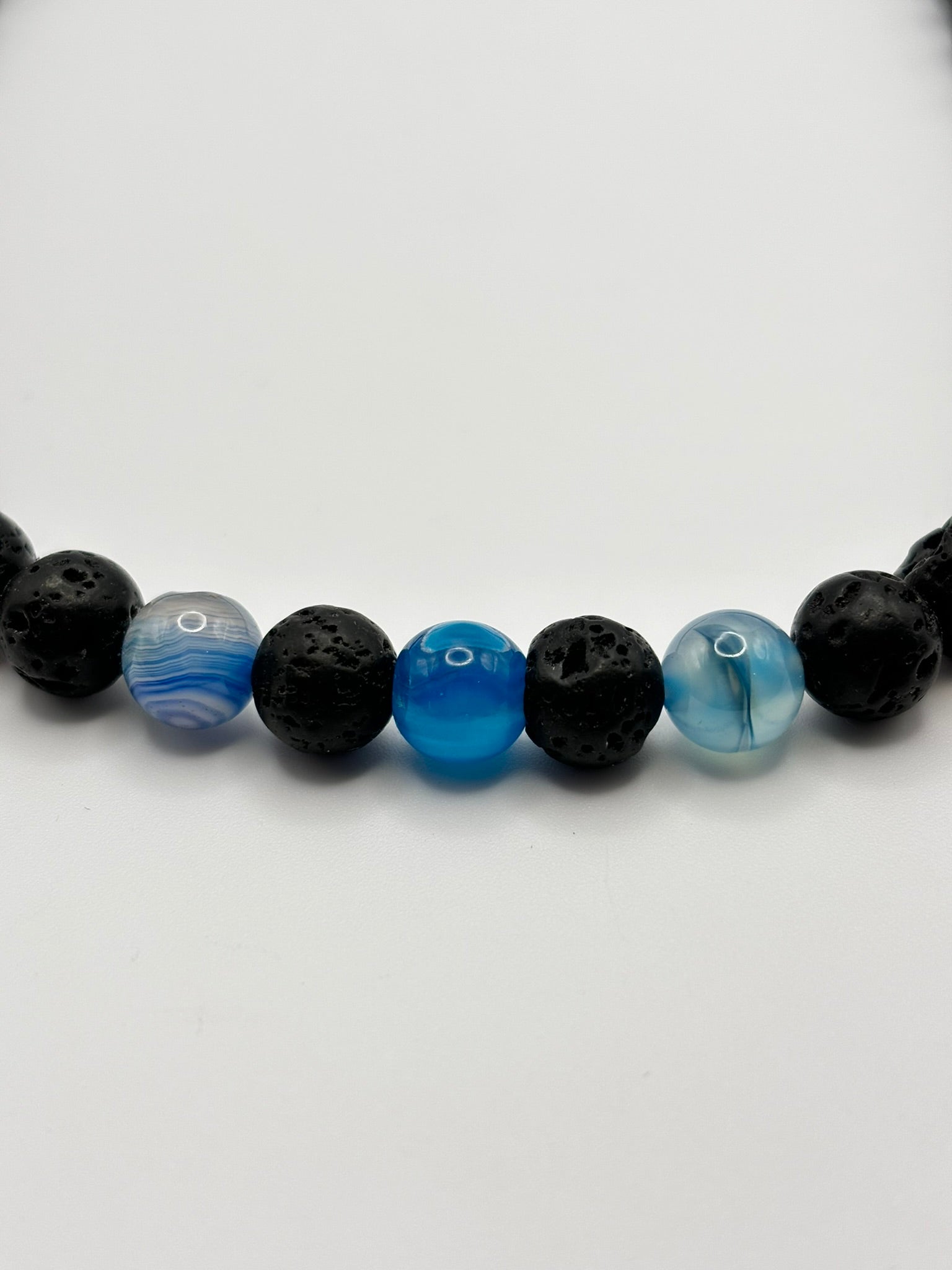 Collar de Piedra Volcánica y Ágata Azul – Protección, Serenidad y Estilo Moderno