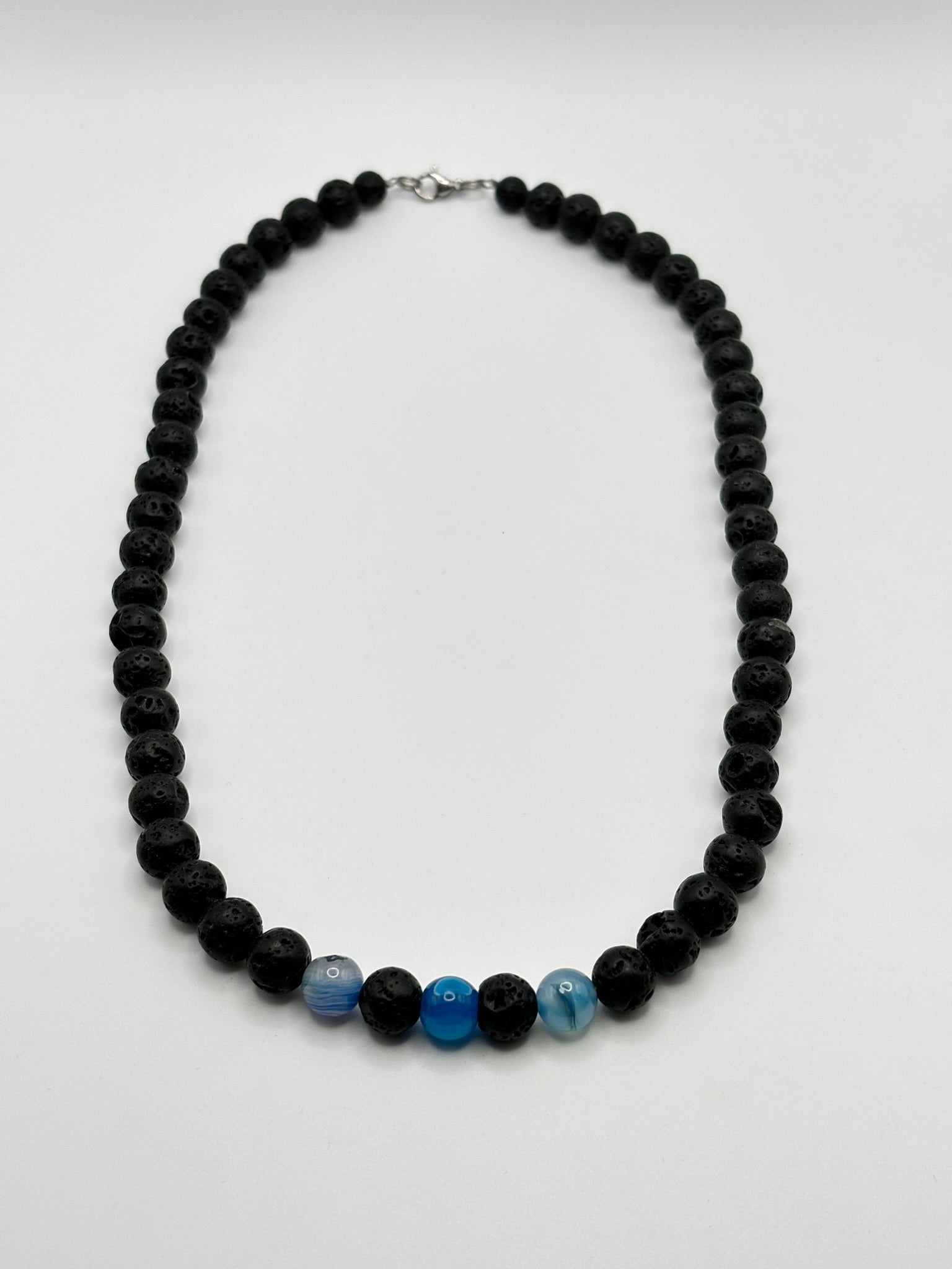 Collar de Piedra Volcánica y Ágata Azul – Protección, Serenidad y Estilo Moderno