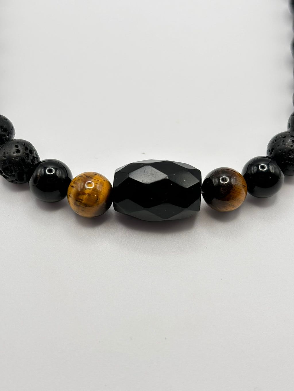 Collar de Piedra Volcánica con Ónix & Ojo de Tigre – Protección, Energía y Estilo
