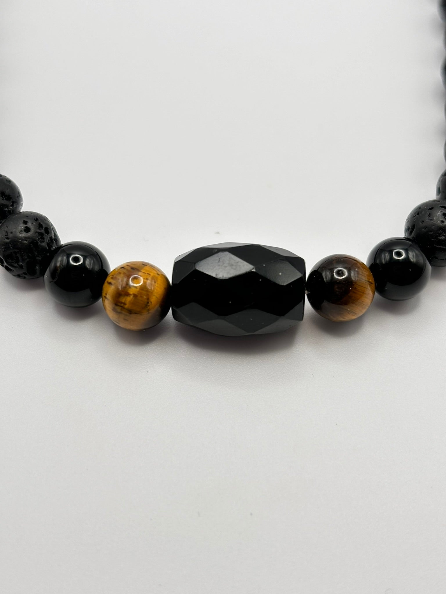 Collar de Piedra Volcánica con Ónix & Ojo de Tigre – Protección, Energía y Estilo