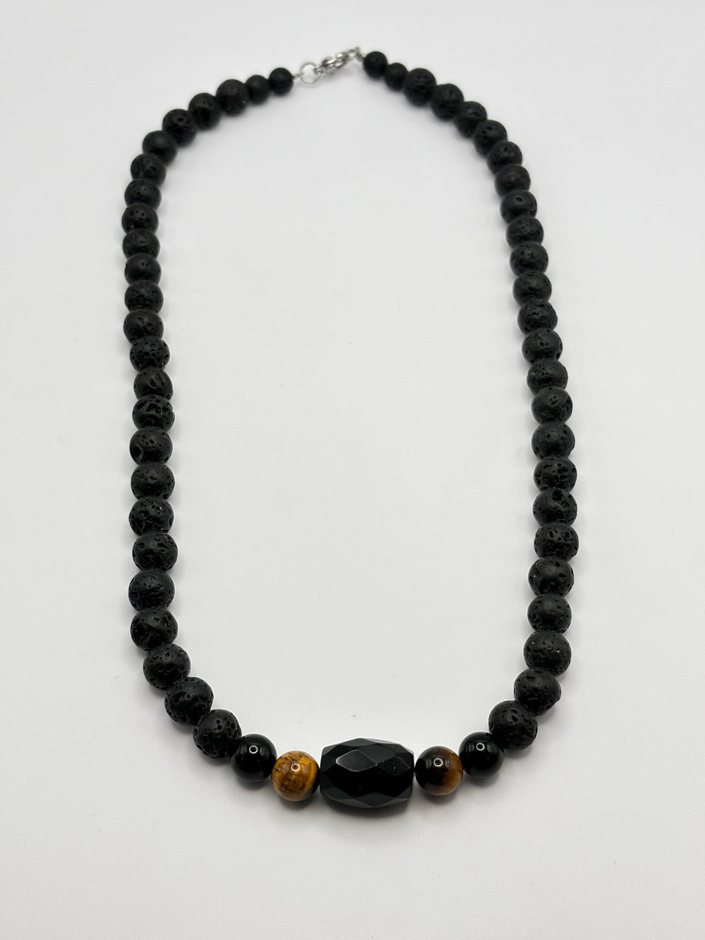 Collar de Piedra Volcánica con Ónix & Ojo de Tigre – Protección, Energía y Estilo