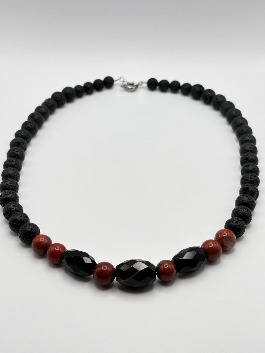 Collar Energético de Piedra Volcánica con Ágata Negra, Jaspe Rojo y Ónix – Fuerza, Protección y Estabilidad