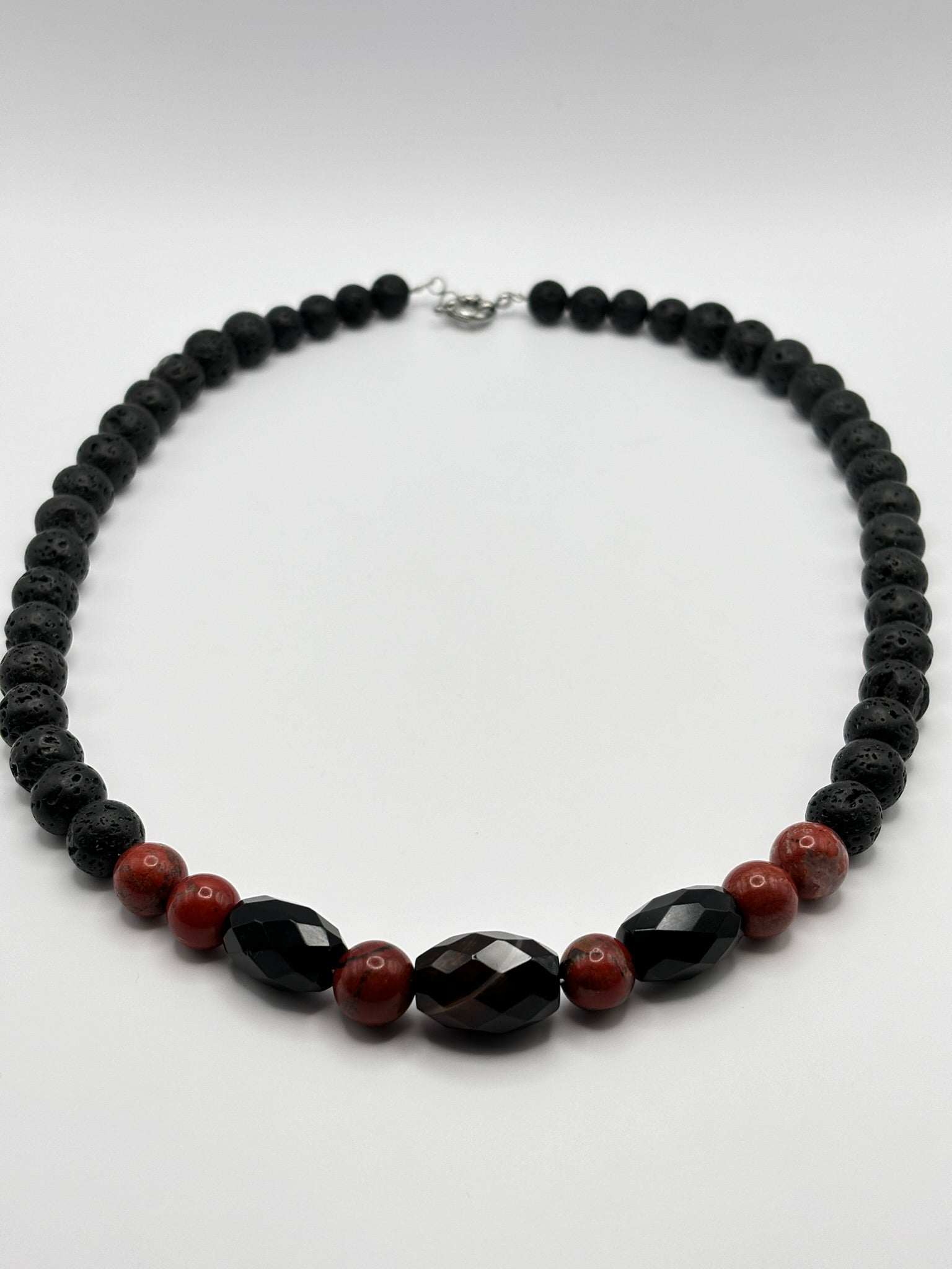 Collar Energético de Piedra Volcánica con Ágata Negra, Jaspe Rojo y Ónix – Fuerza, Protección y Estabilidad