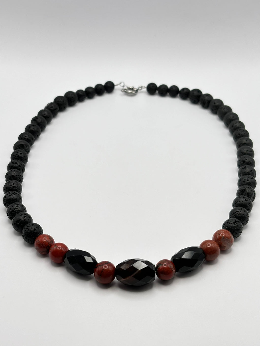 Collar Energético de Piedra Volcánica con Ágata Negra, Jaspe Rojo y Ónix – Fuerza, Protección y Estabilidad