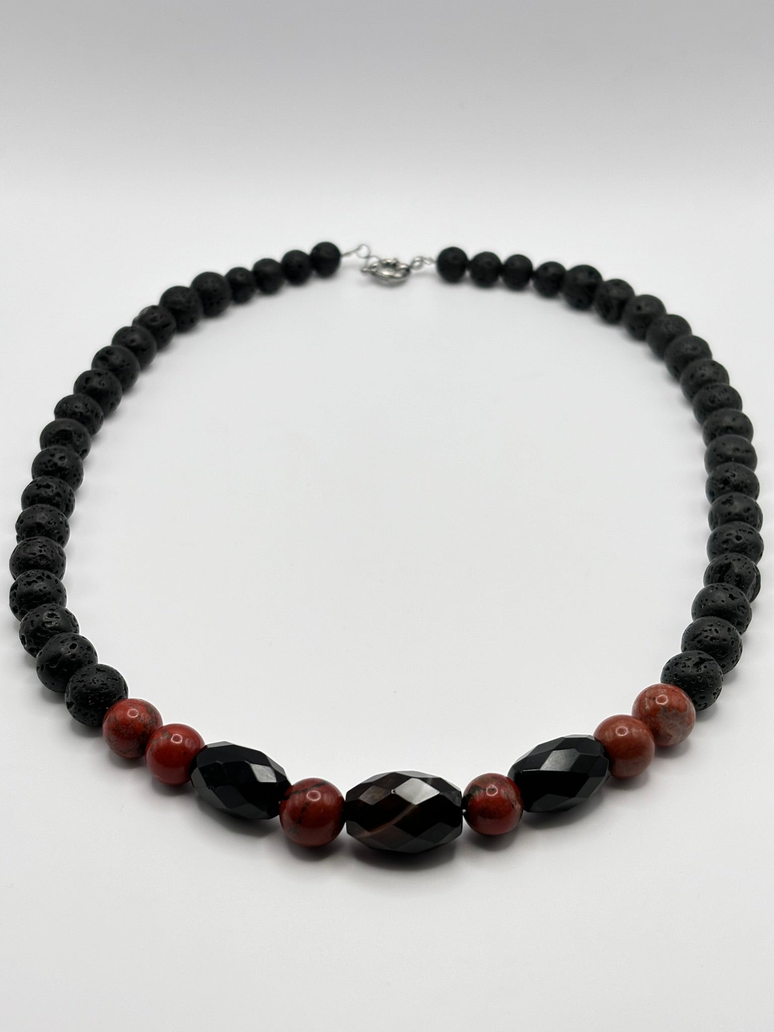 Collar Energético de Piedra Volcánica con Ágata Negra, Jaspe Rojo y Ónix – Fuerza, Protección y Estabilidad