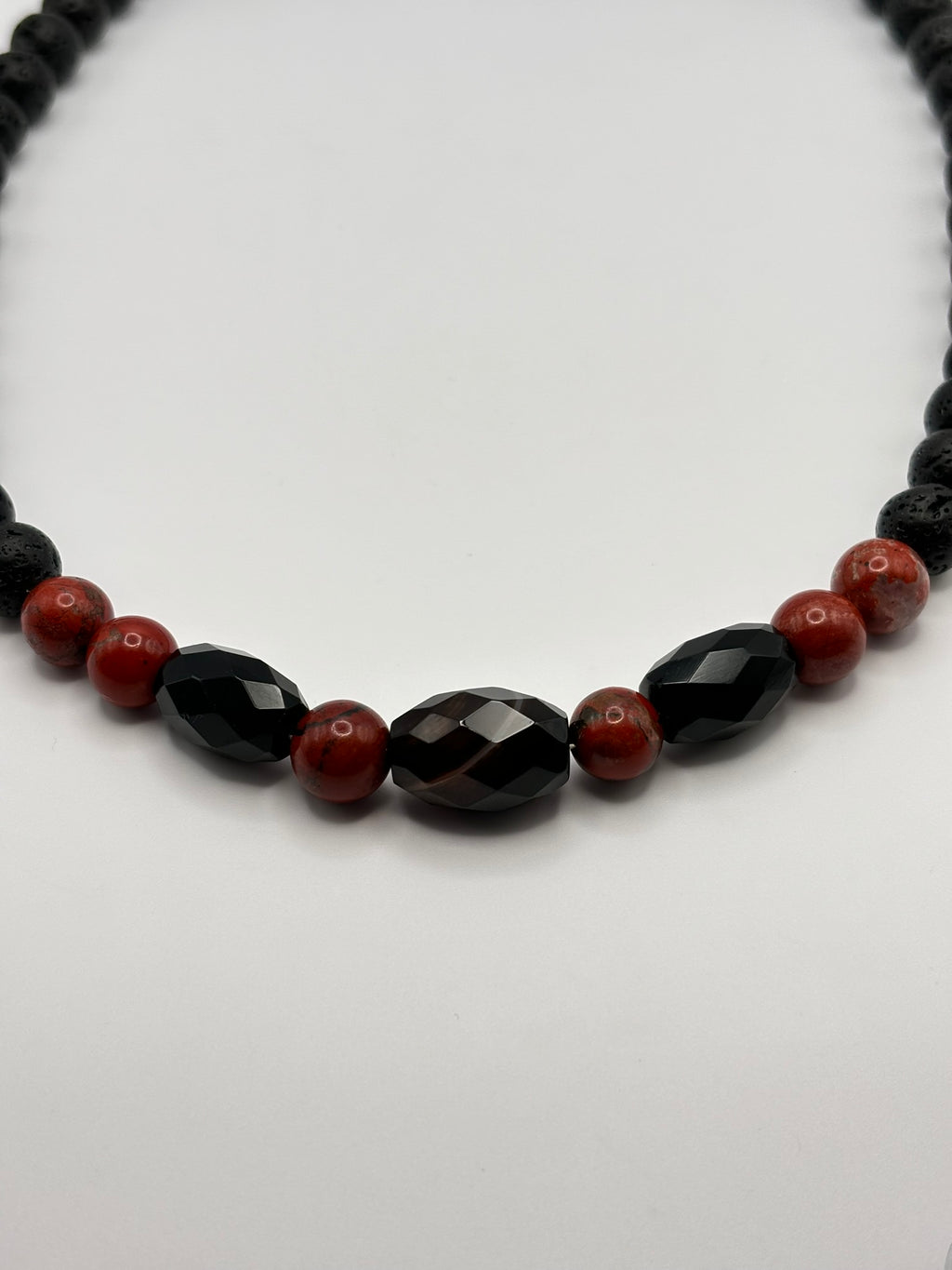Collar Energético de Piedra Volcánica con Ágata Negra, Jaspe Rojo y Ónix – Fuerza, Protección y Estabilidad