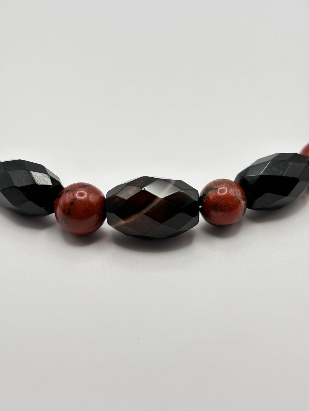 Collar Energético de Piedra Volcánica con Ágata Negra, Jaspe Rojo y Ónix – Fuerza, Protección y Estabilidad