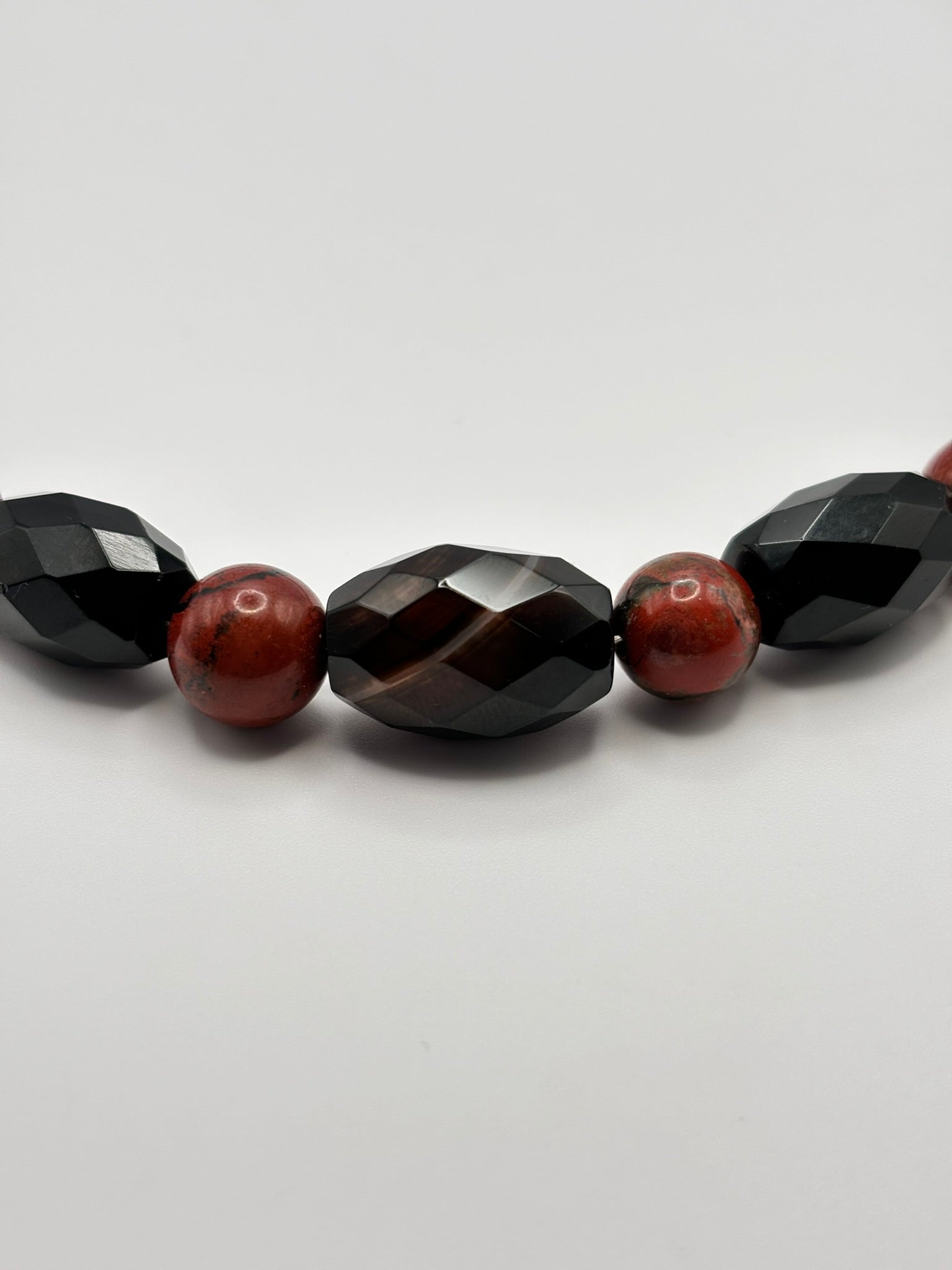 Collar Energético de Piedra Volcánica con Ágata Negra, Jaspe Rojo y Ónix – Fuerza, Protección y Estabilidad