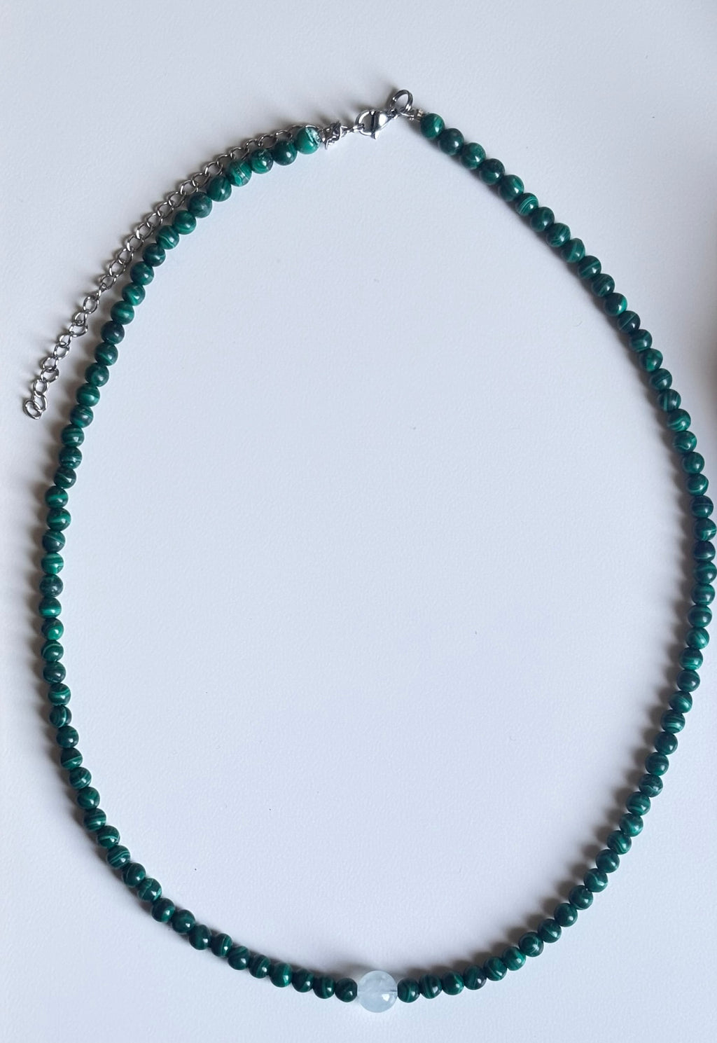 Gargantilla de Malaquita & Aguamarina – Elegancia Natural en un Diseño Exclusivo