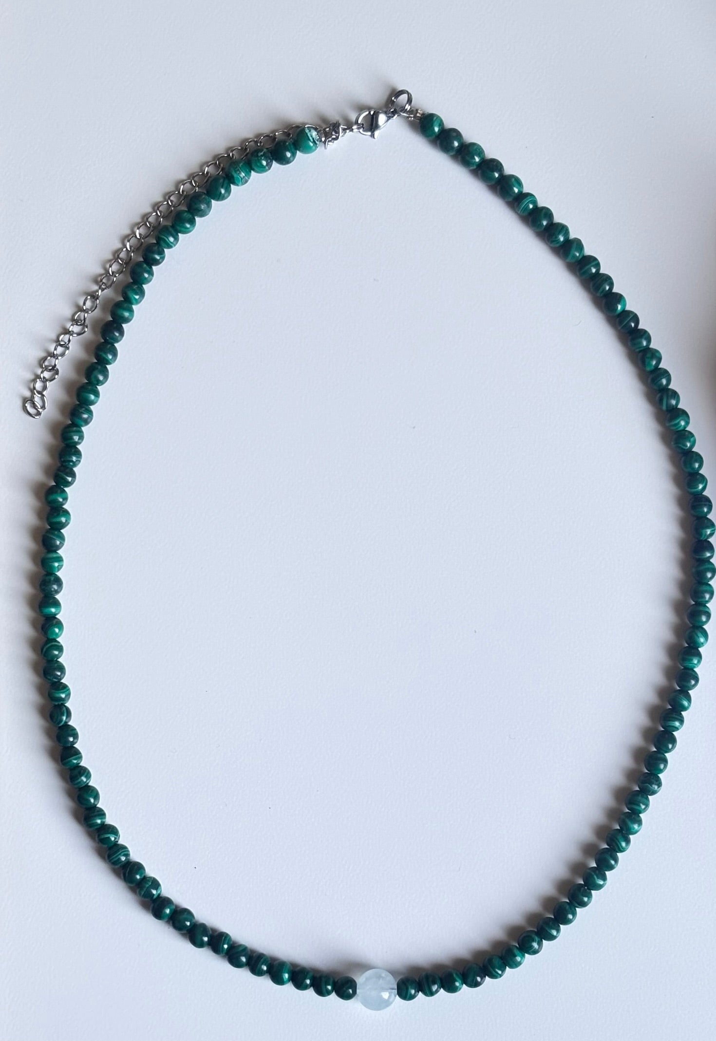 Gargantilla de Malaquita & Aguamarina – Elegancia Natural en un Diseño Exclusivo