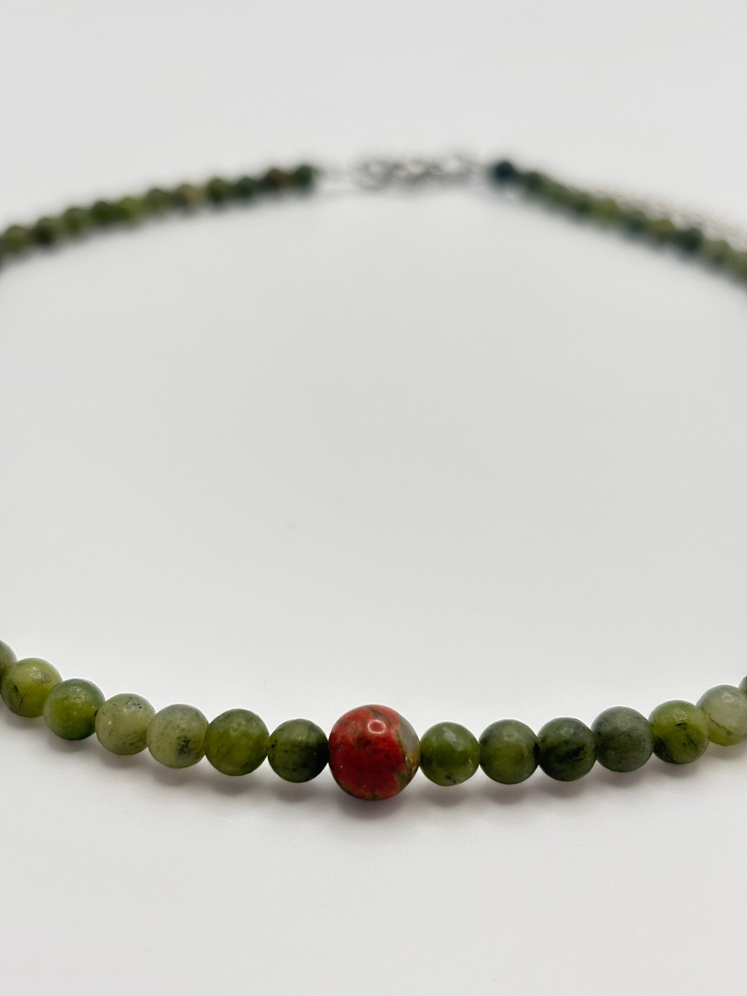 Gargantilla de Jade Verde con Unakita – Armonía, Equilibrio y Energía Renovada