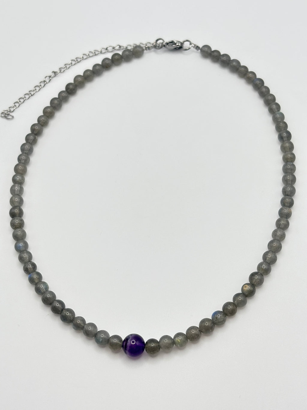 Gargantilla de Labradorita con Amatista – Protección, Intuición y Elegancia en Una Sola Pieza