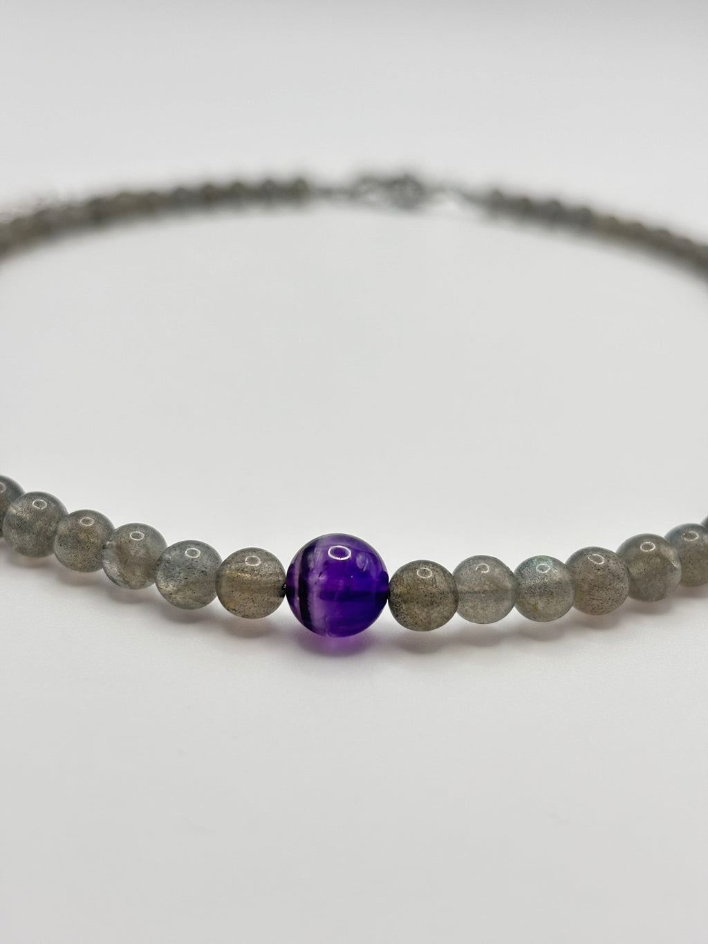 Gargantilla de Labradorita con Amatista – Protección, Intuición y Elegancia en Una Sola Pieza