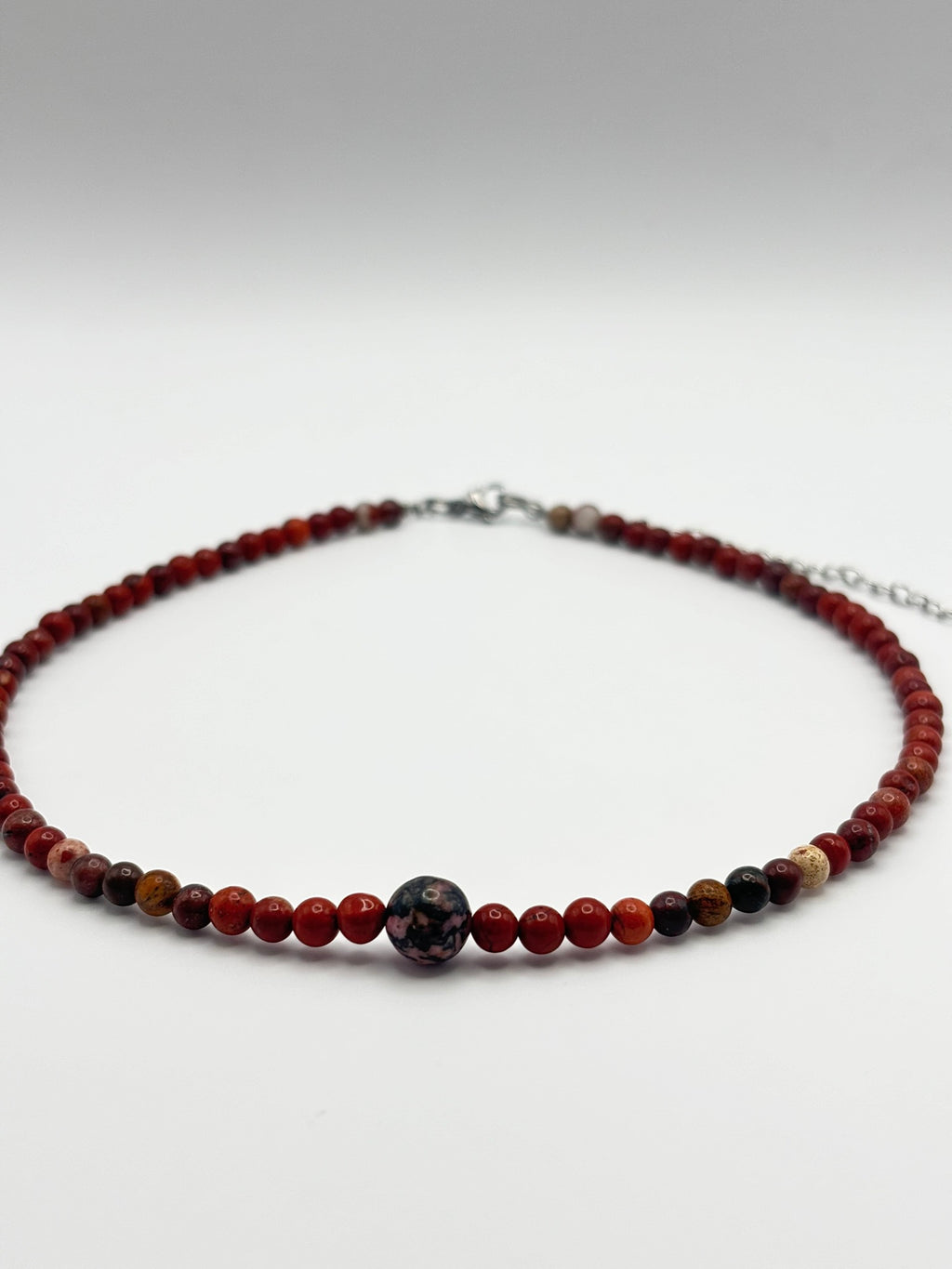 Gargantilla de Jaspe Rojo con Rodonita Central – Energía, Confianza y Armonía Emocional