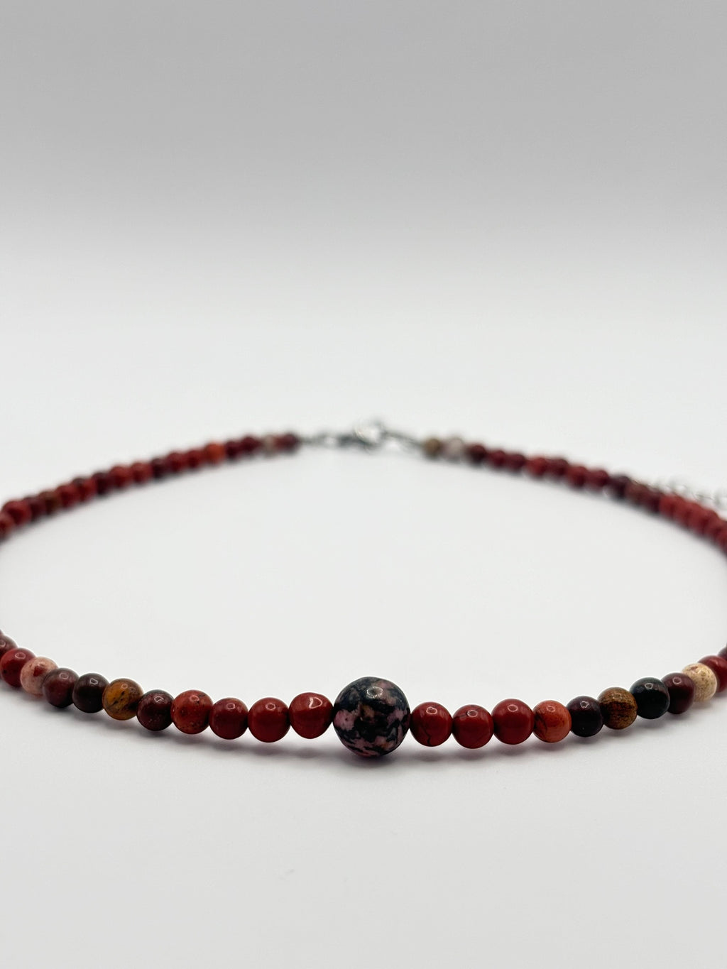 Gargantilla de Jaspe Rojo con Rodonita Central – Energía, Confianza y Armonía Emocional