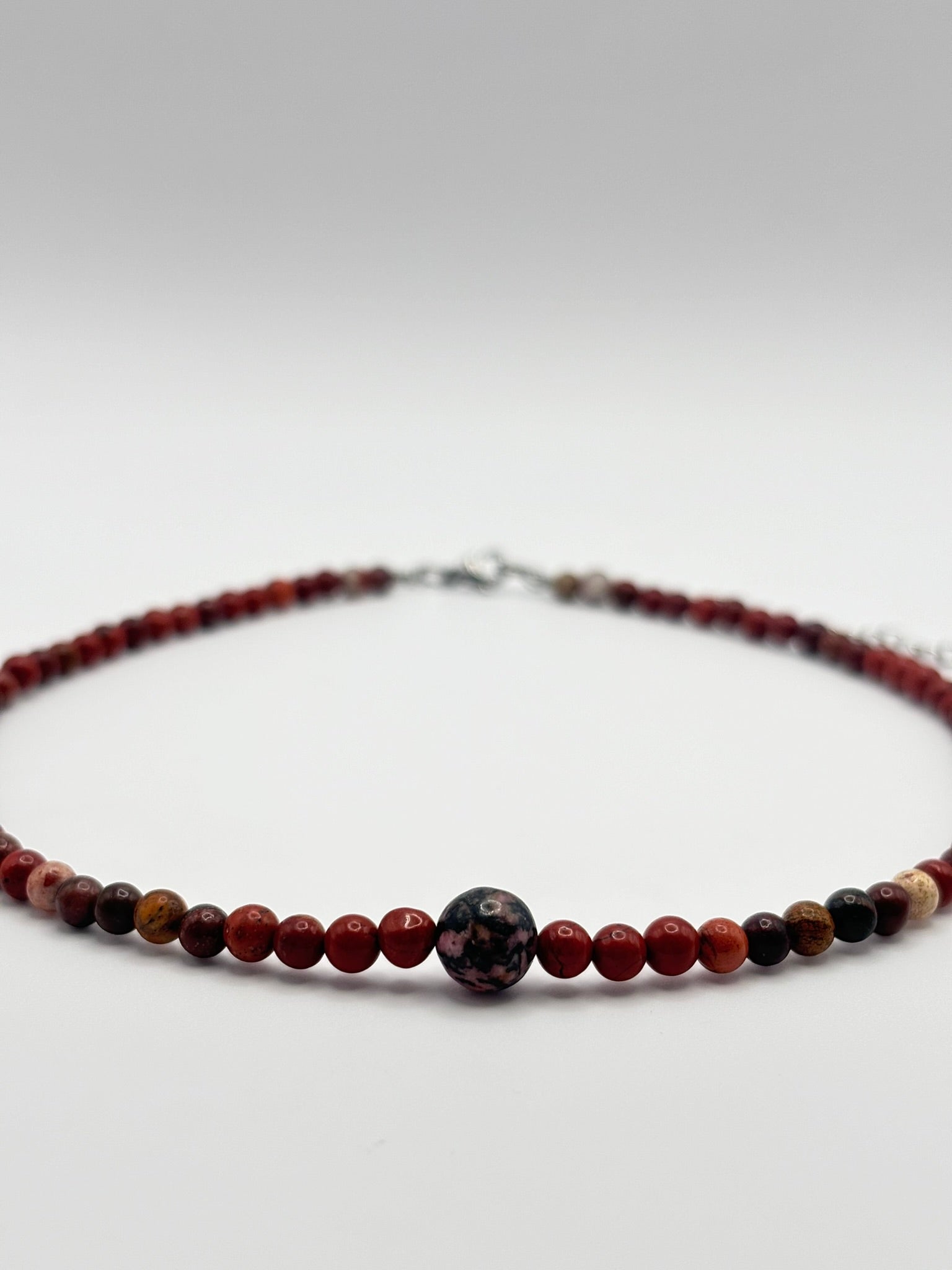 Gargantilla de Jaspe Rojo con Rodonita Central – Energía, Confianza y Armonía Emocional