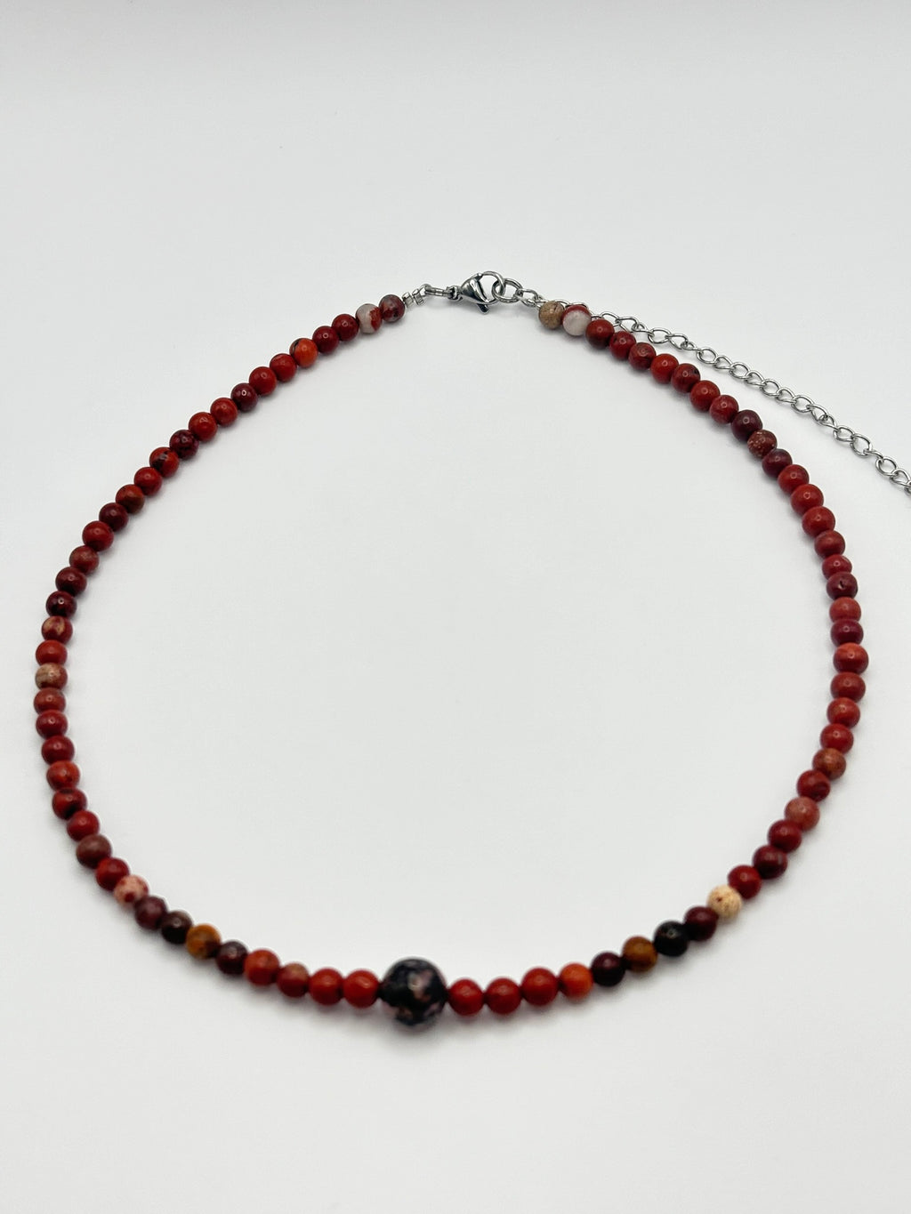 Gargantilla de Jaspe Rojo con Rodonita Central – Energía, Confianza y Armonía Emocional