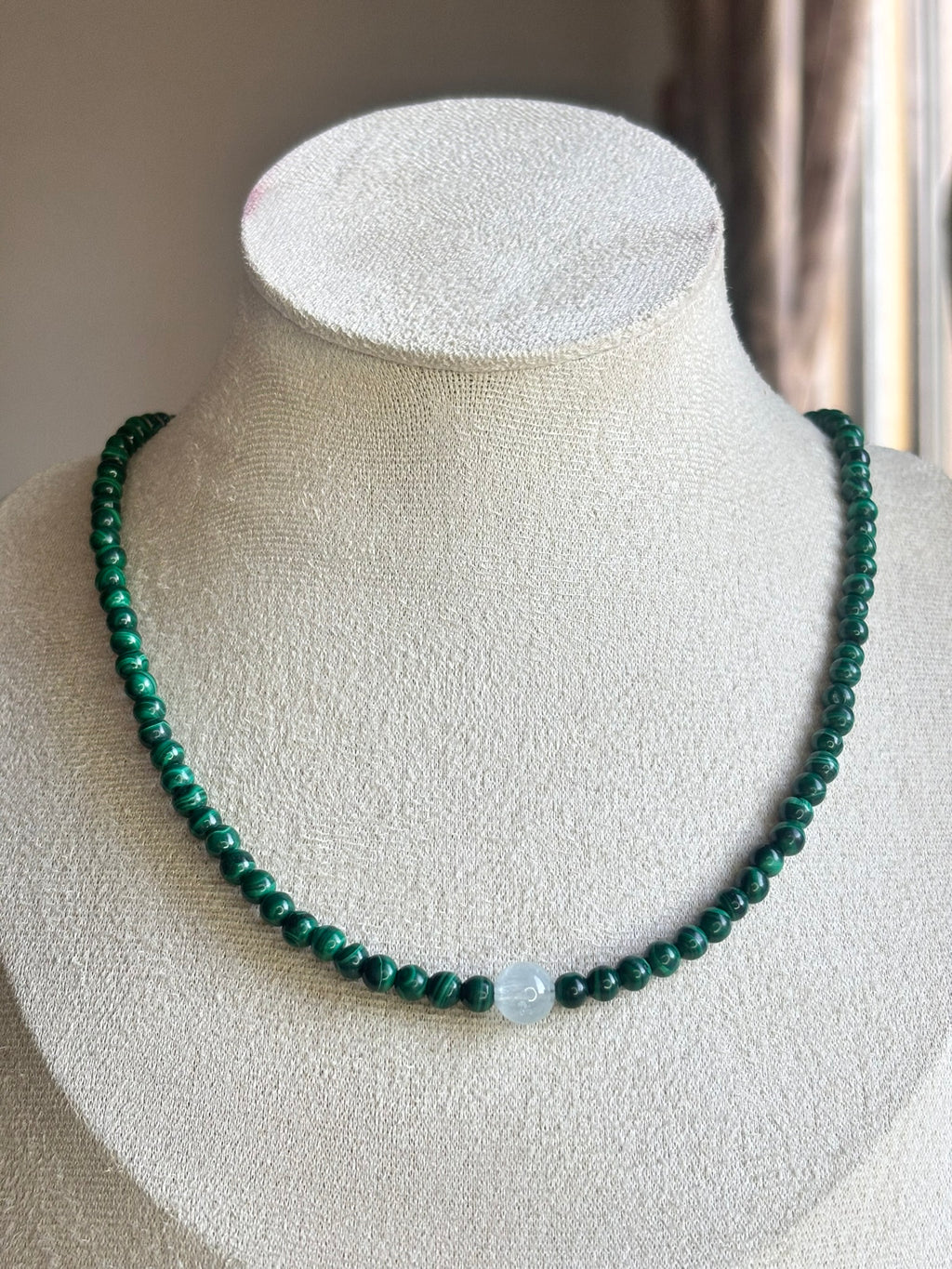 Gargantilla de Malaquita & Aguamarina – Elegancia Natural en un Diseño Exclusivo