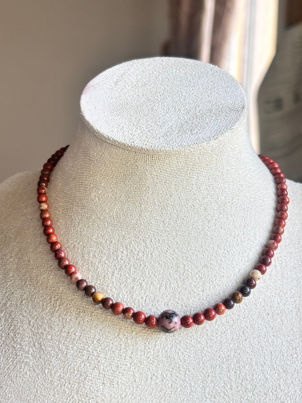 Gargantilla de Jaspe Rojo con Rodonita Central – Energía, Confianza y Armonía Emocional