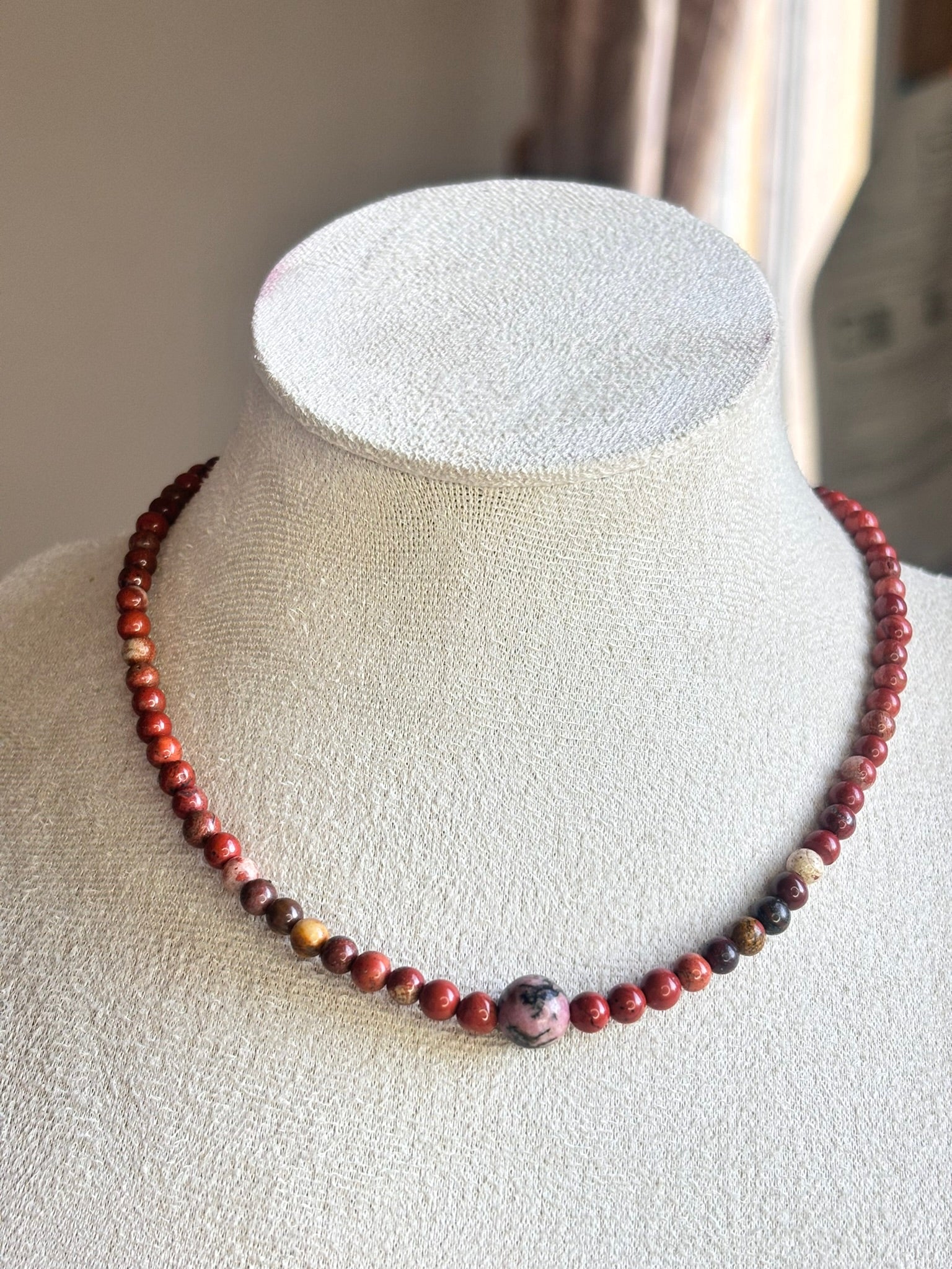 Gargantilla de Jaspe Rojo con Rodonita Central – Energía, Confianza y Armonía Emocional