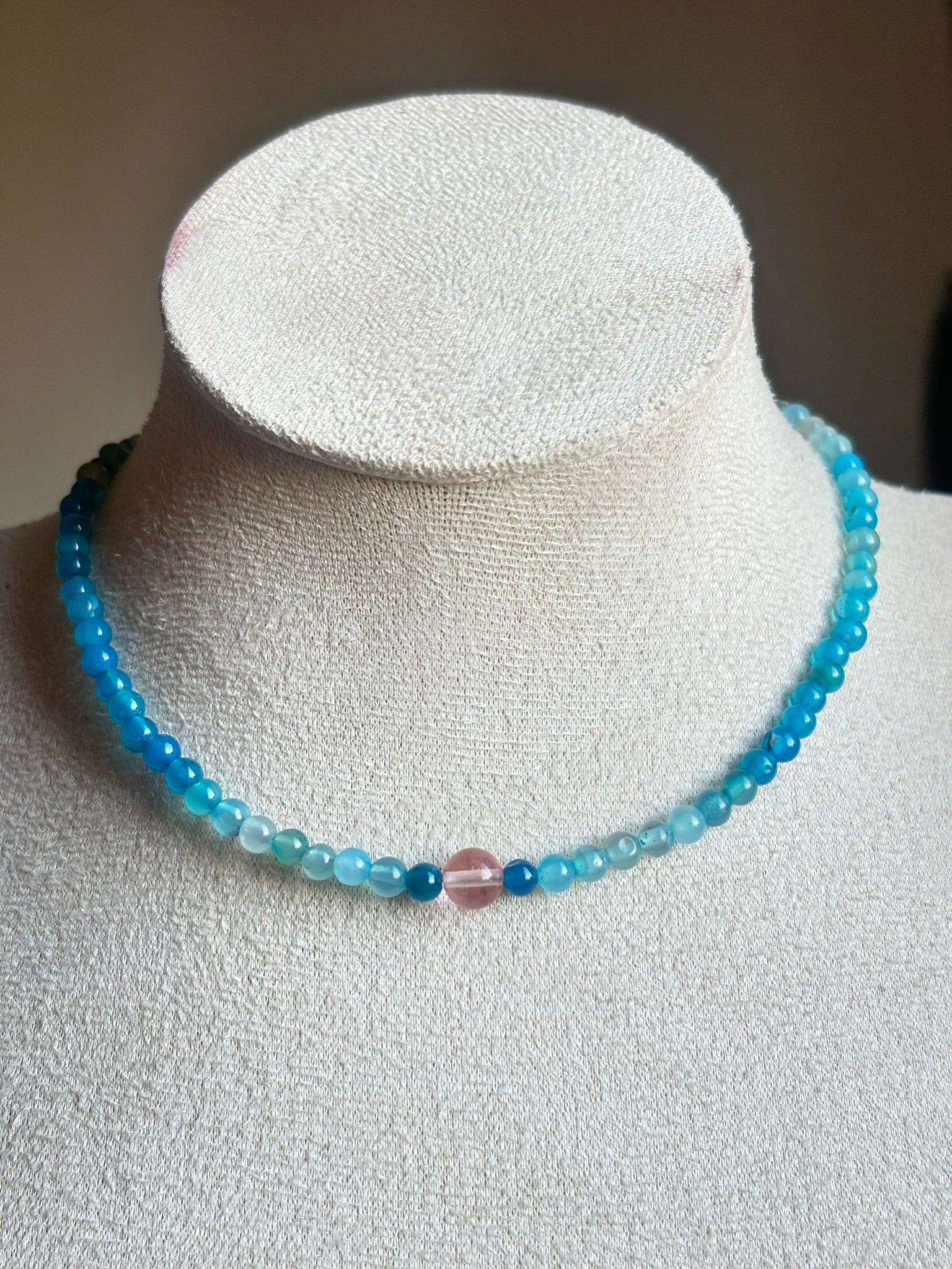 Gargantilla de Ágata Azul con Cuarzo Cereza – Armonía Emocional y Bienestar Diario