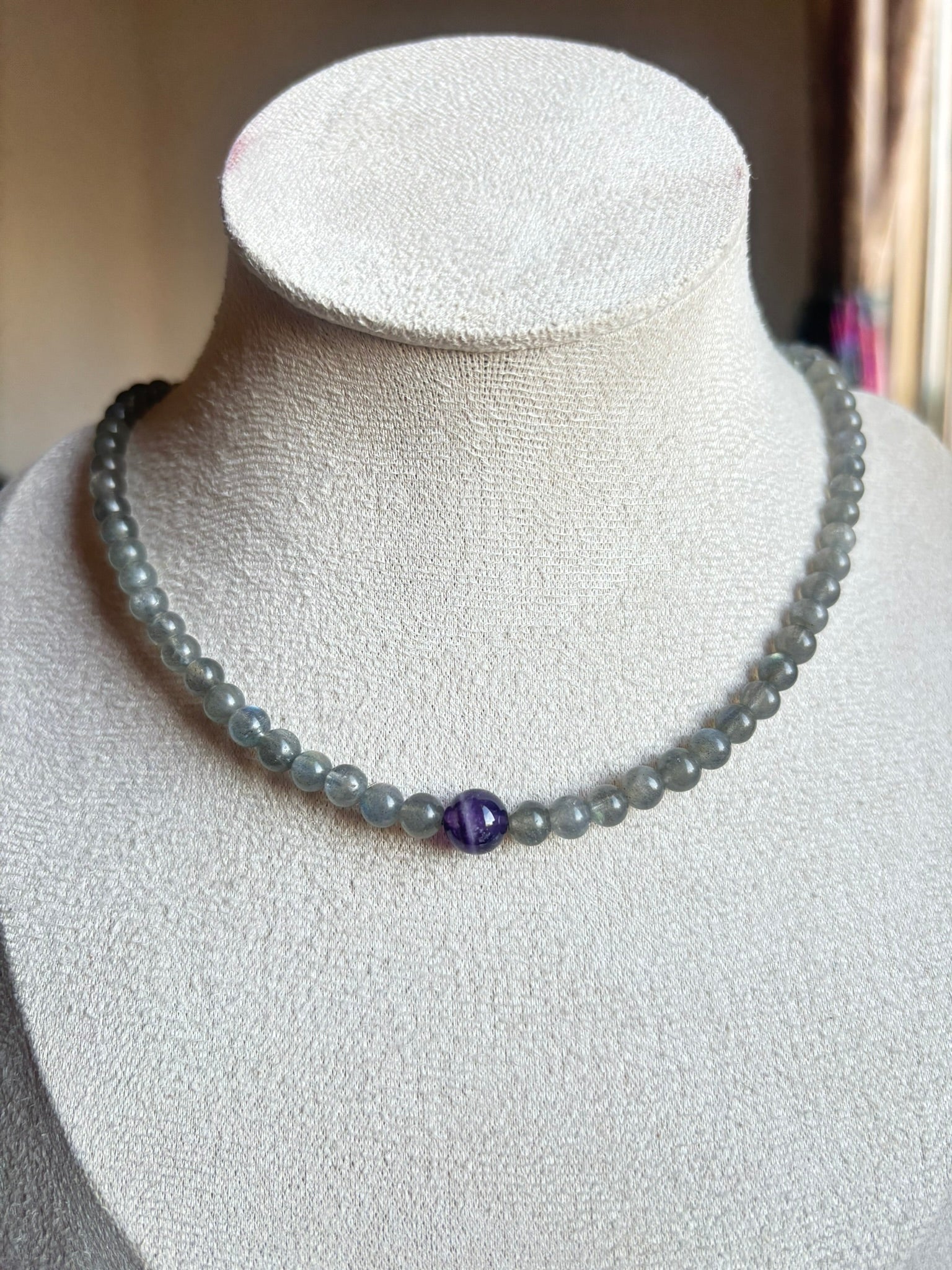 Gargantilla de Labradorita con Amatista – Protección, Intuición y Elegancia en Una Sola Pieza