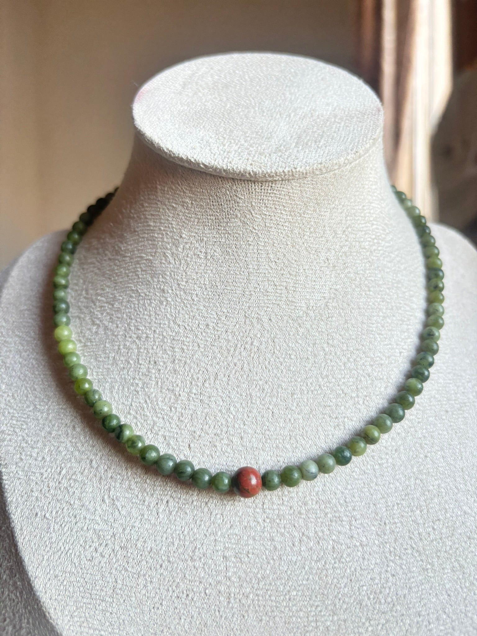 Gargantilla de Jade Verde con Unakita – Armonía, Equilibrio y Energía Renovada