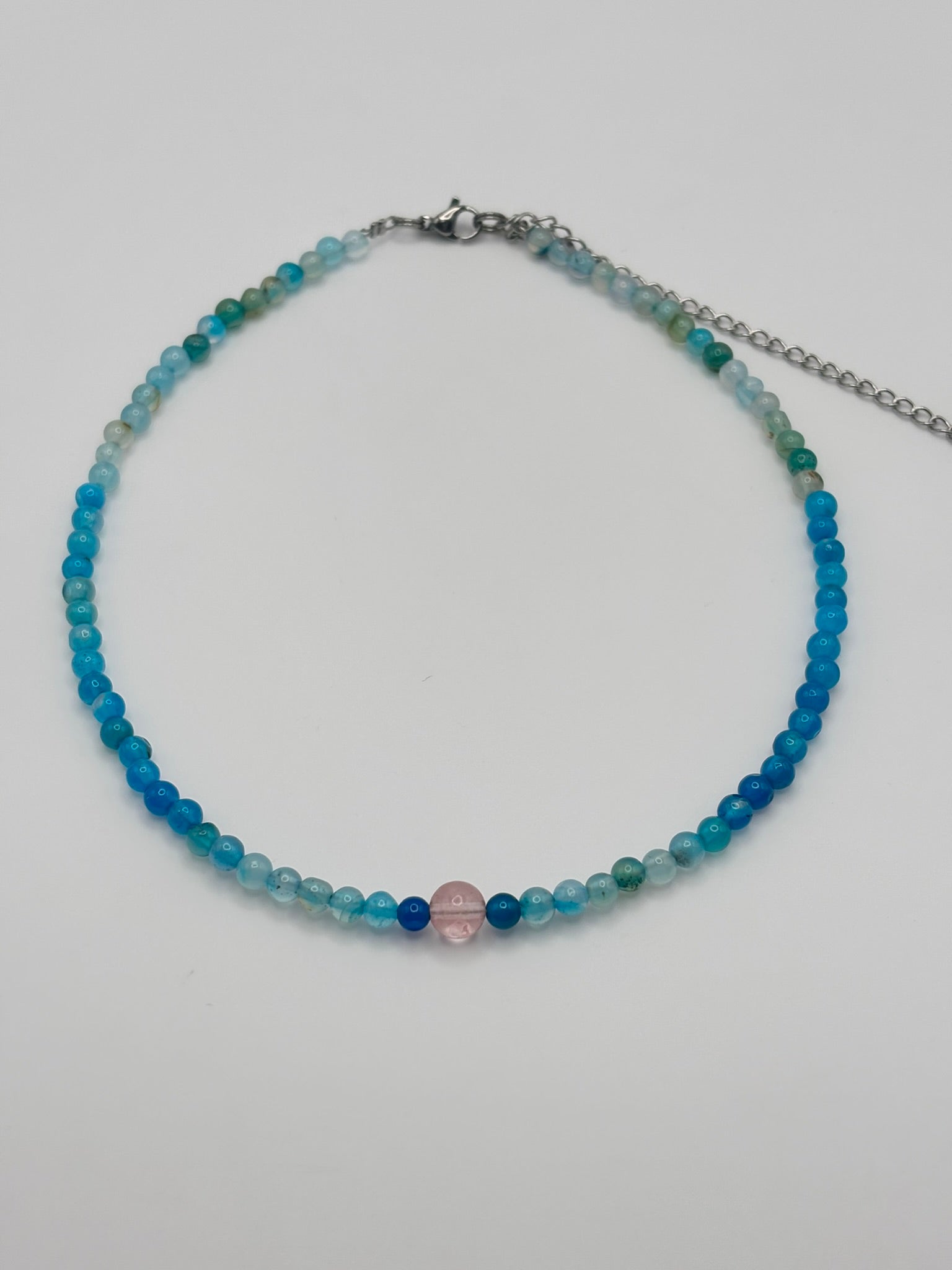 Gargantilla de Ágata Azul con Cuarzo Cereza – Armonía Emocional y Bienestar Diario