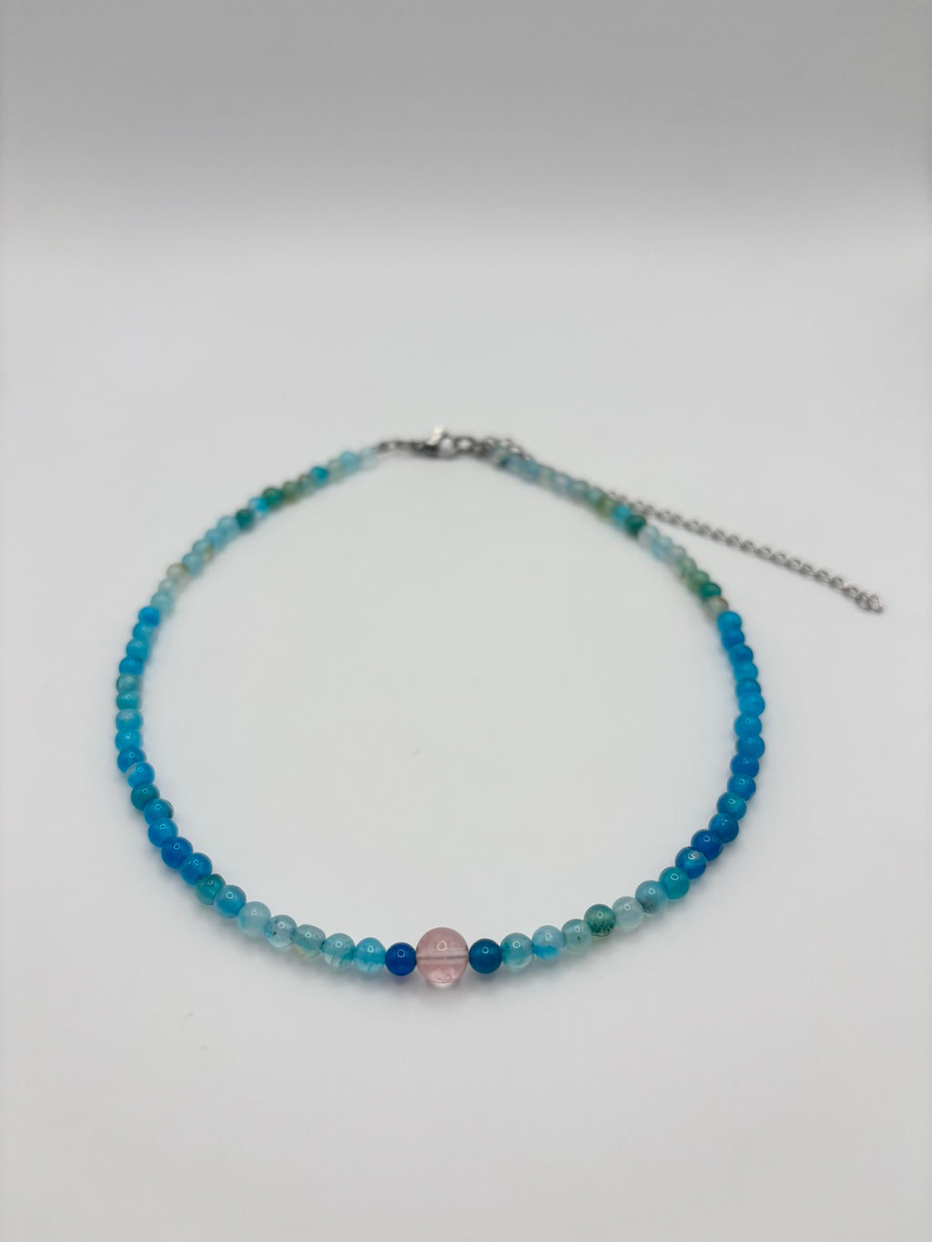 Gargantilla de Ágata Azul con Cuarzo Cereza – Armonía Emocional y Bienestar Diario