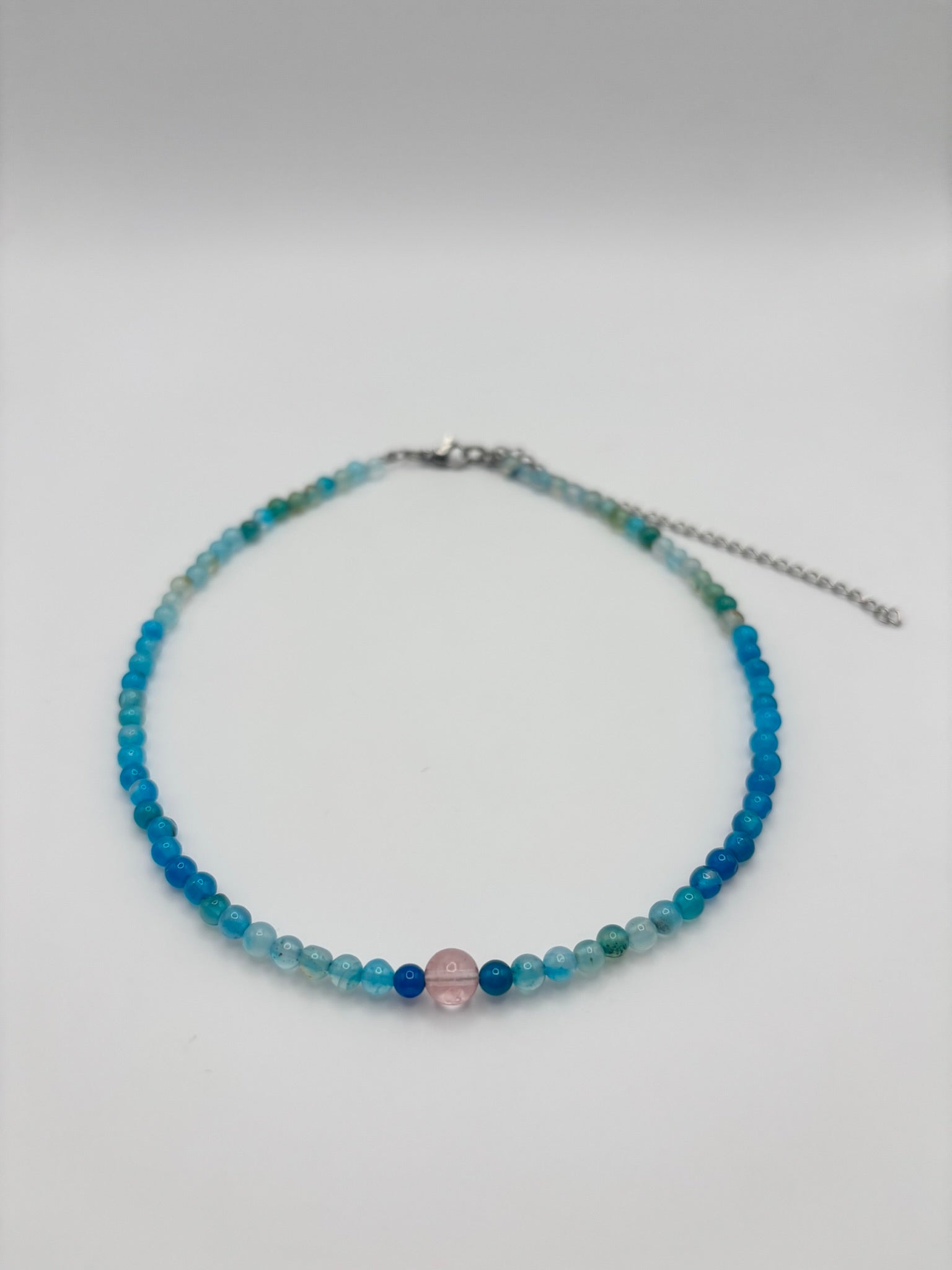 Gargantilla de Ágata Azul con Cuarzo Cereza – Armonía Emocional y Bienestar Diario