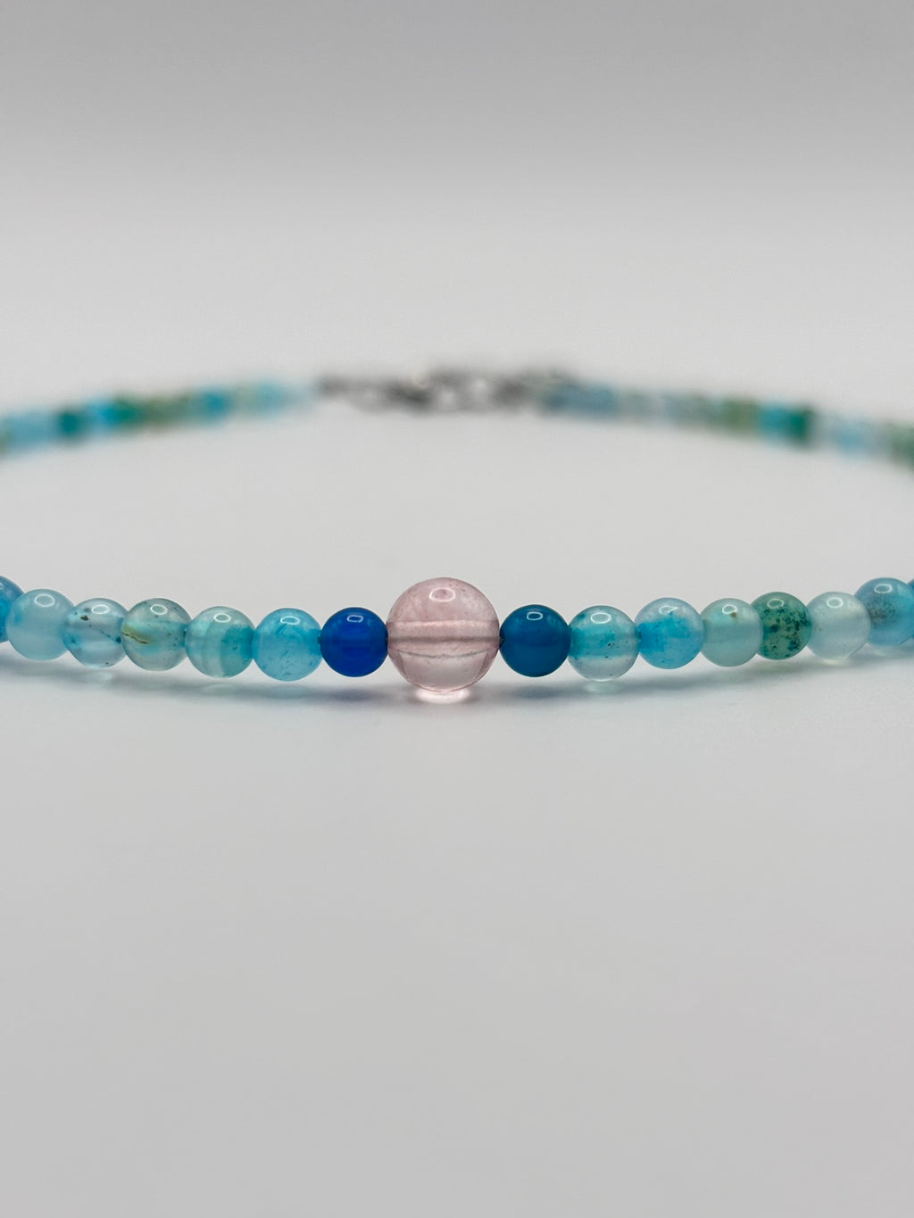 Gargantilla de Ágata Azul con Cuarzo Cereza – Armonía Emocional y Bienestar Diario