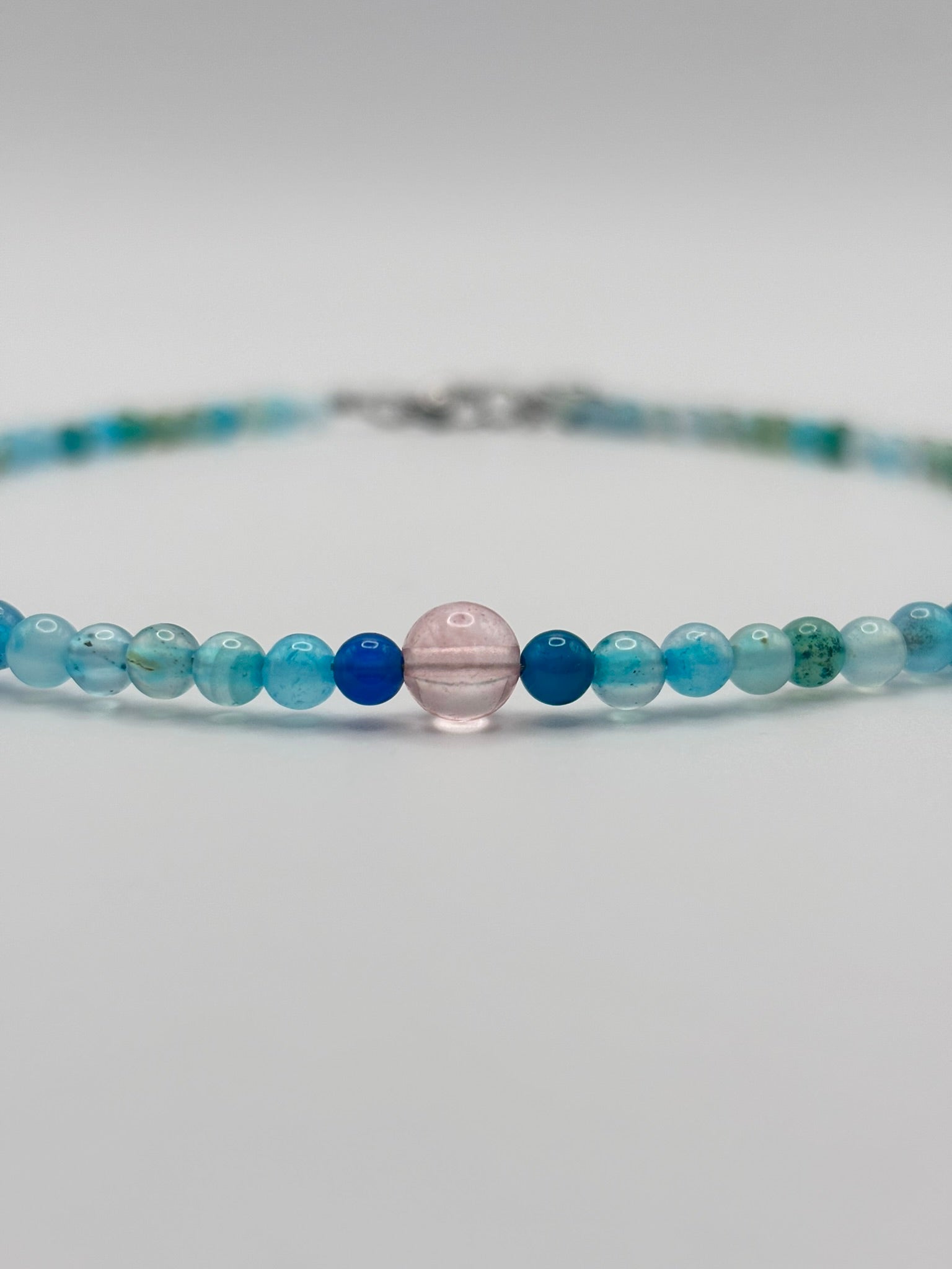 Gargantilla de Ágata Azul con Cuarzo Cereza – Armonía Emocional y Bienestar Diario