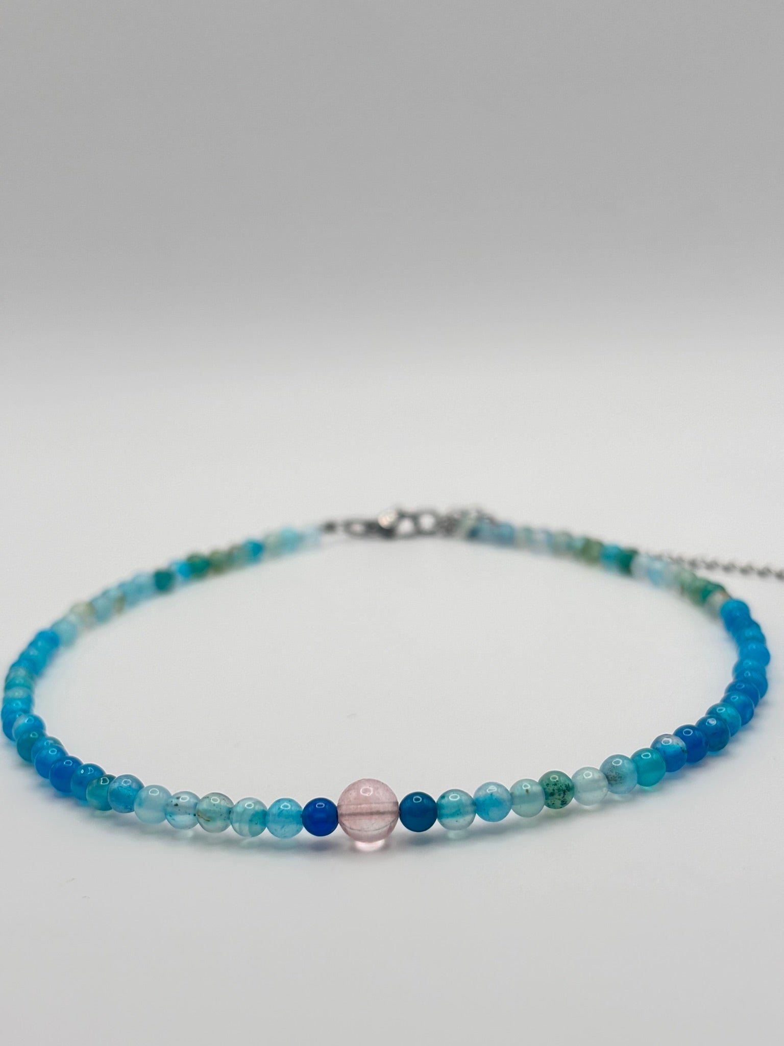 Gargantilla de Ágata Azul con Cuarzo Cereza – Armonía Emocional y Bienestar Diario