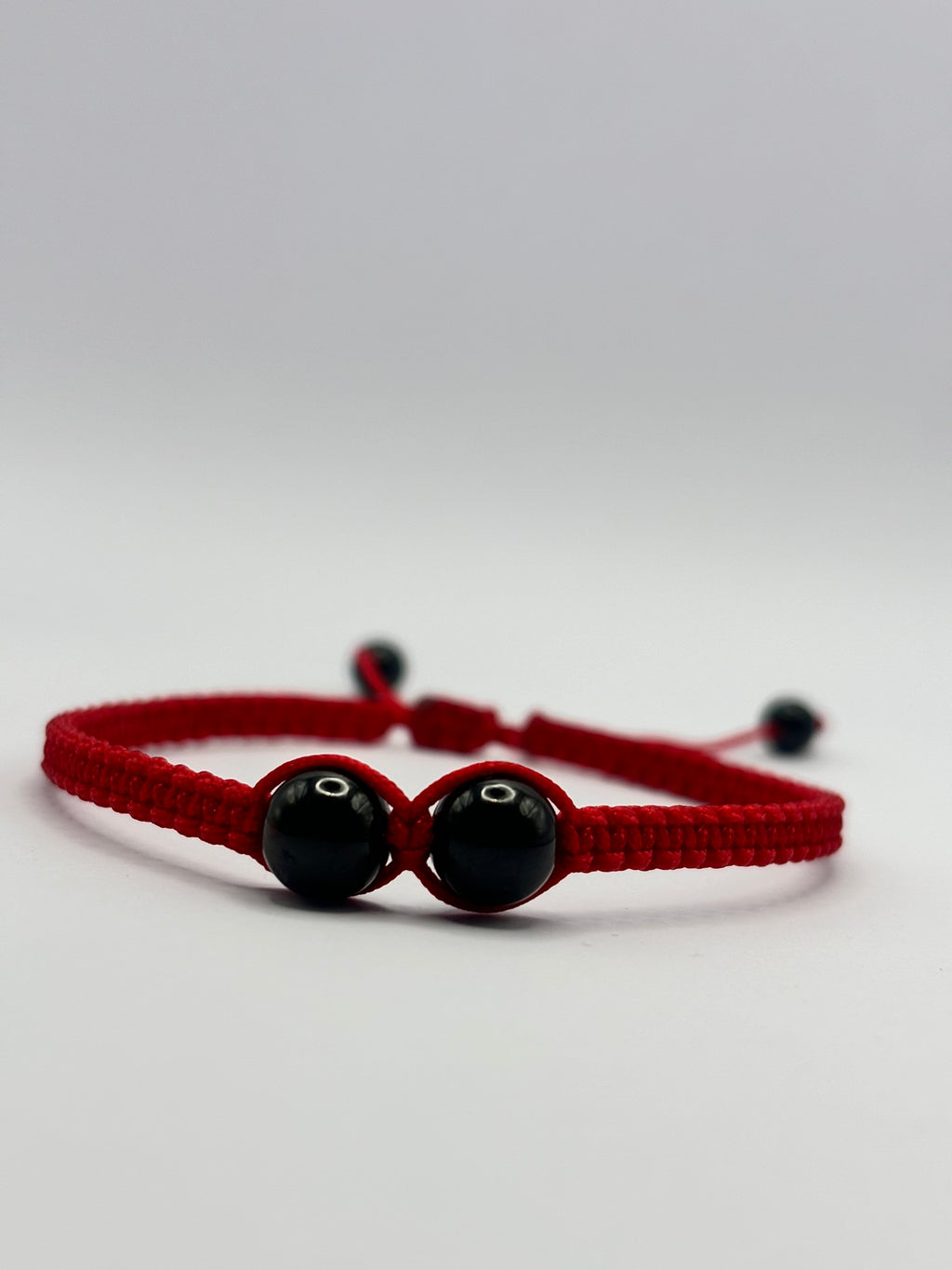 Pulsera de Hilo Rojo y Turmalina Negra – Protección y Energía Positiva
