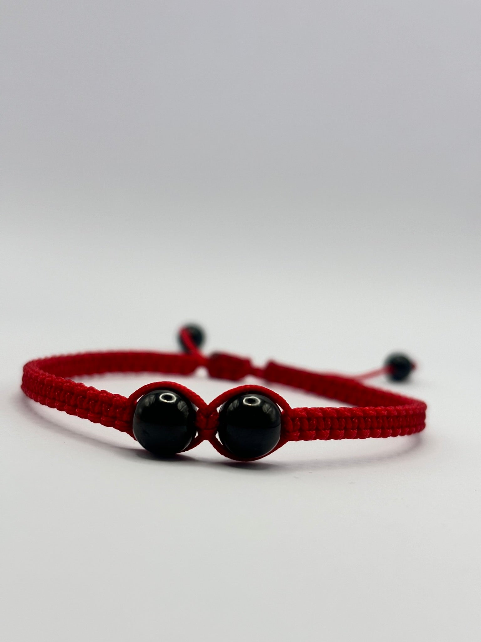 Pulsera de Hilo Rojo y Turmalina Negra – Protección y Energía Positiva