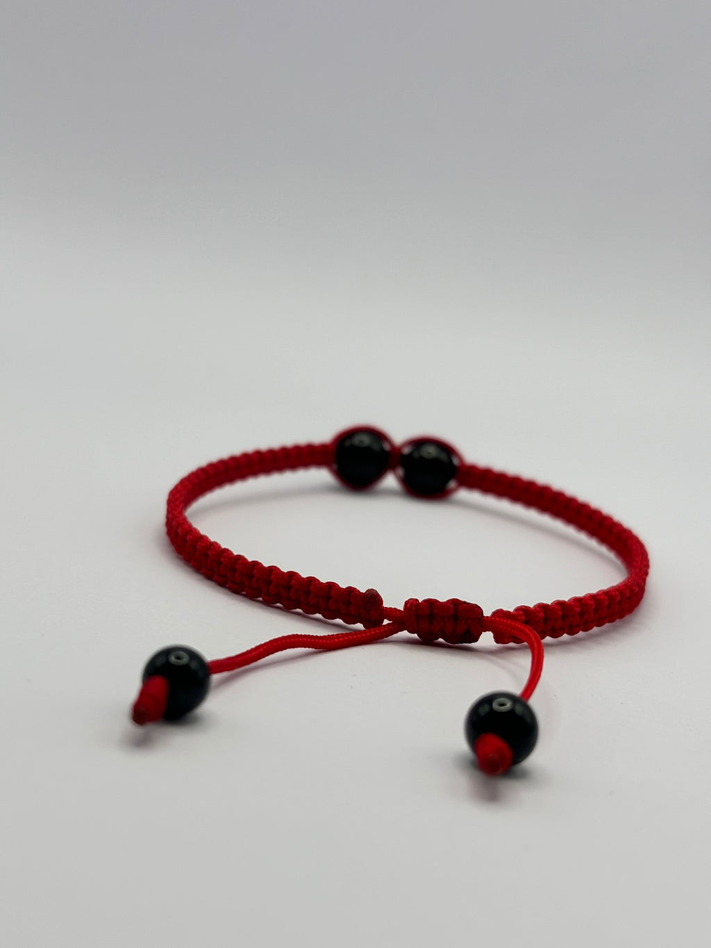 Pulsera de Hilo Rojo y Turmalina Negra – Protección y Energía Positiva