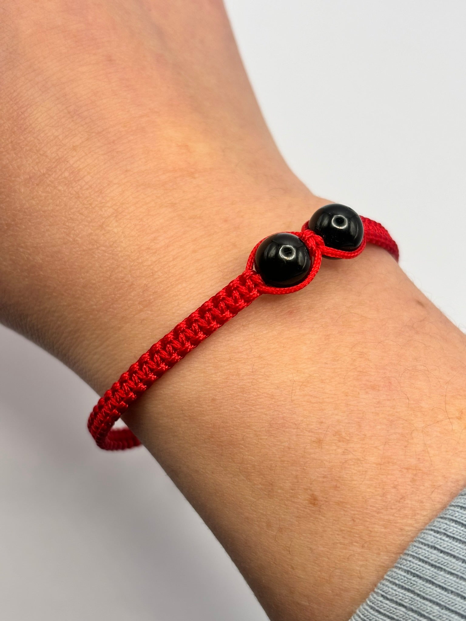 Pulsera de Hilo Rojo y Turmalina Negra – Protección y Energía Positiva