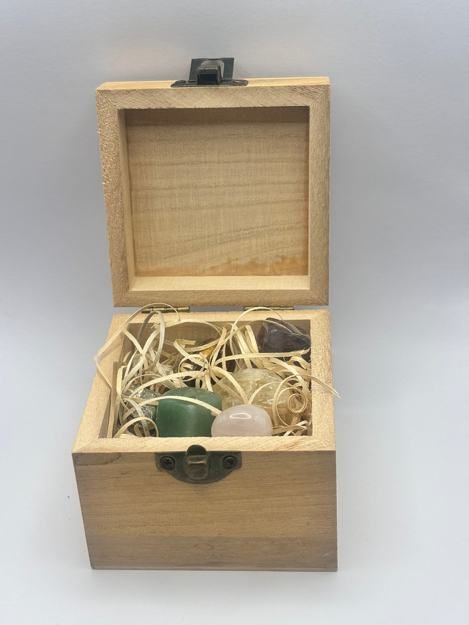 Caja de Prosperidad Pequeña – Kit Compacto con Pirita, Ojo de Tigre, Citrino, Jade verde Instrucciones de Ritual
