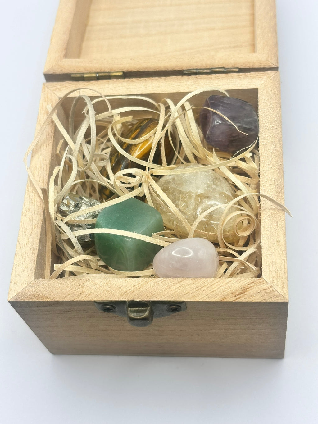 Caja de Prosperidad Pequeña – Kit Compacto con Pirita, Ojo de Tigre, Citrino, Jade verde Instrucciones de Ritual