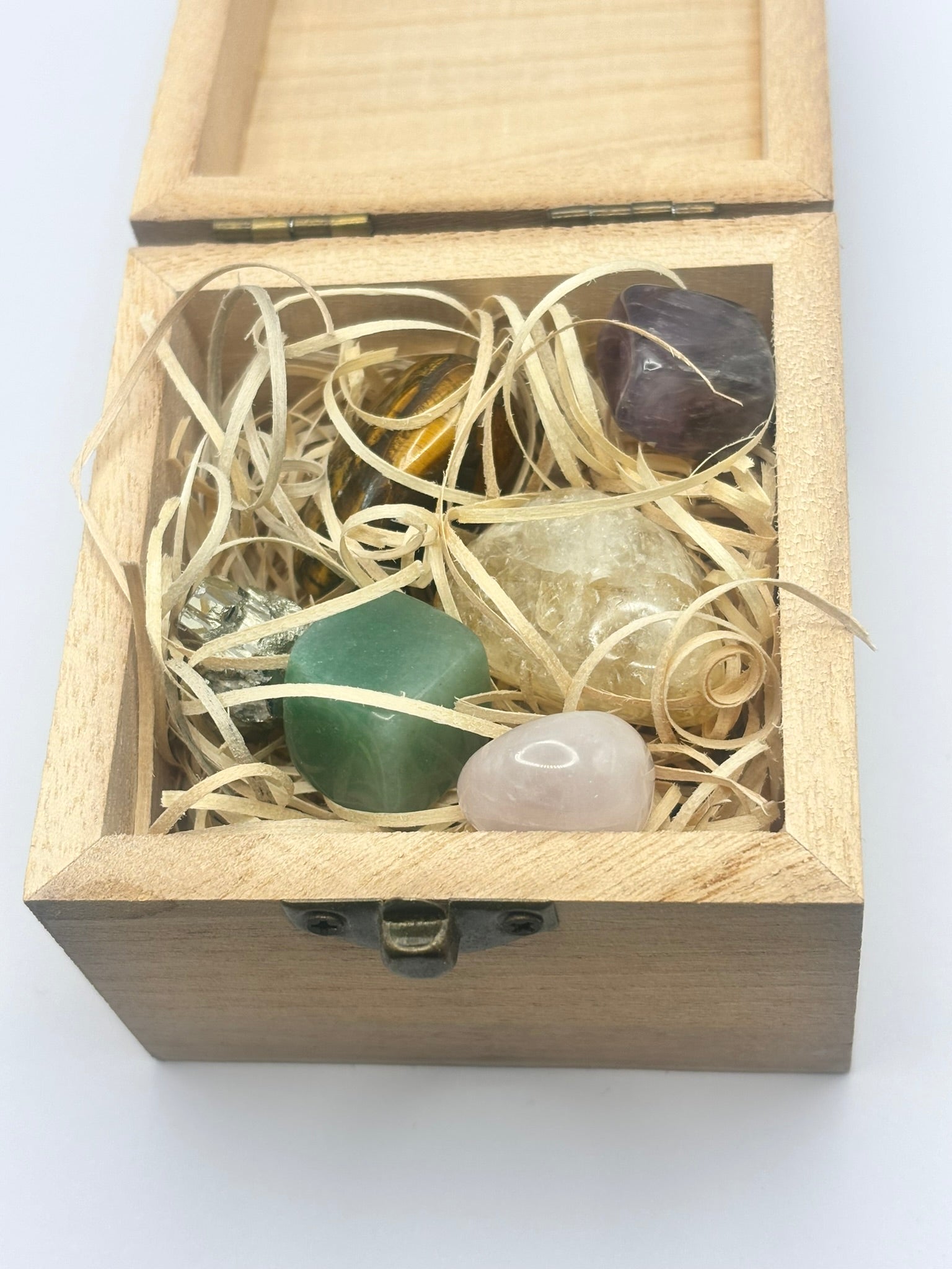 Caja de Prosperidad Pequeña – Kit Compacto con Pirita, Ojo de Tigre, Citrino, Jade verde Instrucciones de Ritual
