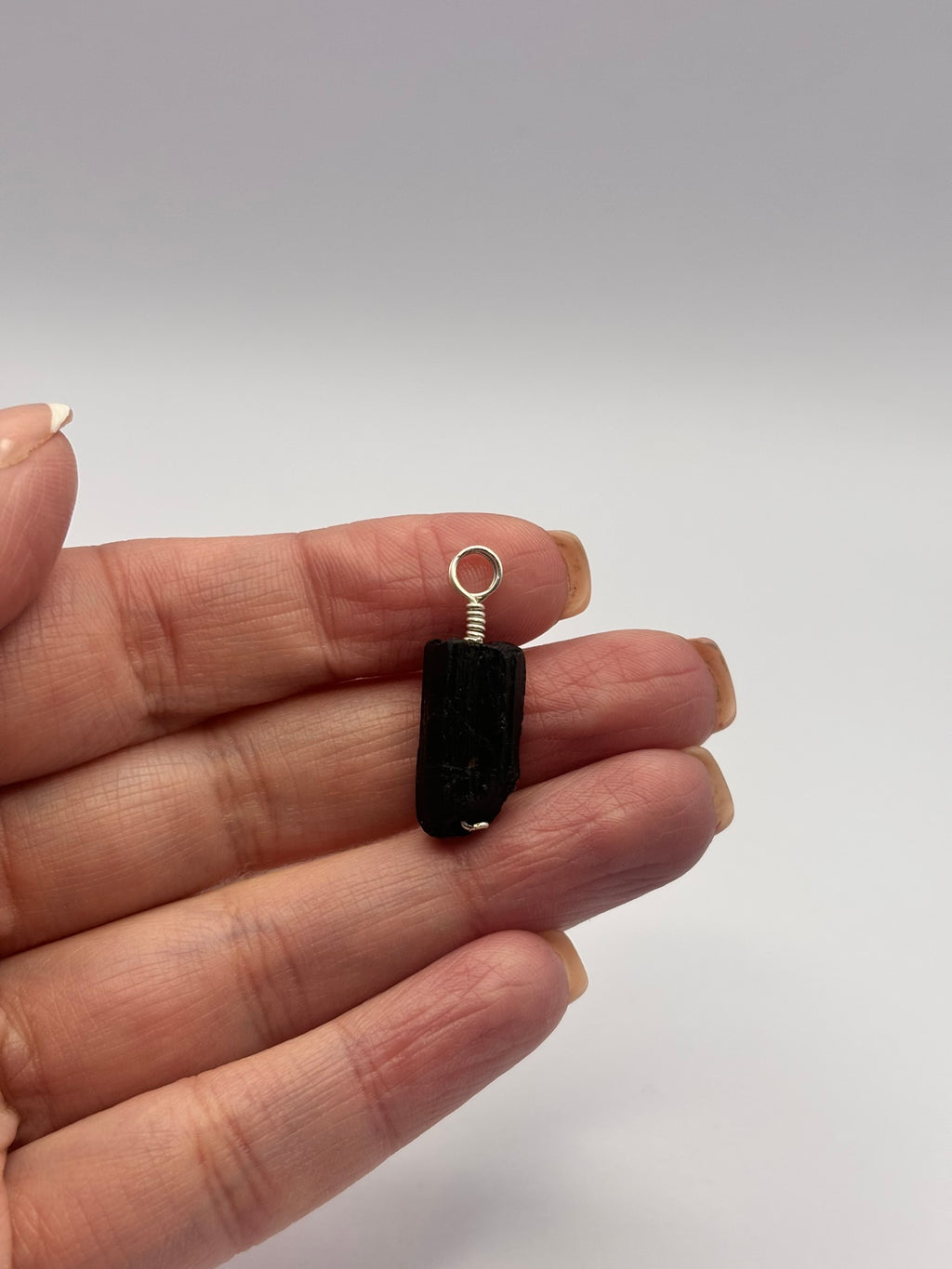 Dije de Turmalina Negra con Hilo de Plata Ley 925 – Protección Energética en Pieza Artesanal