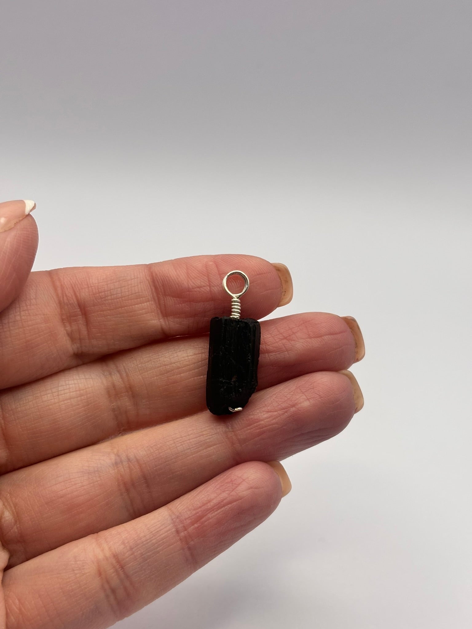 Dije de Turmalina Negra con Hilo de Plata Ley 925 – Protección Energética en Pieza Artesanal