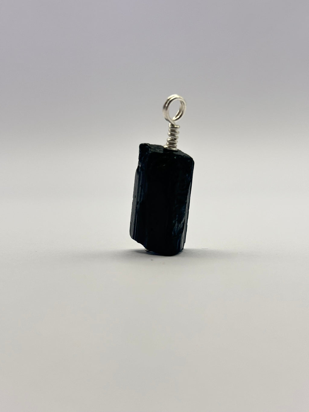 Dije de Turmalina Negra con Hilo de Plata Ley 925 – Protección Energética en Pieza Artesanal