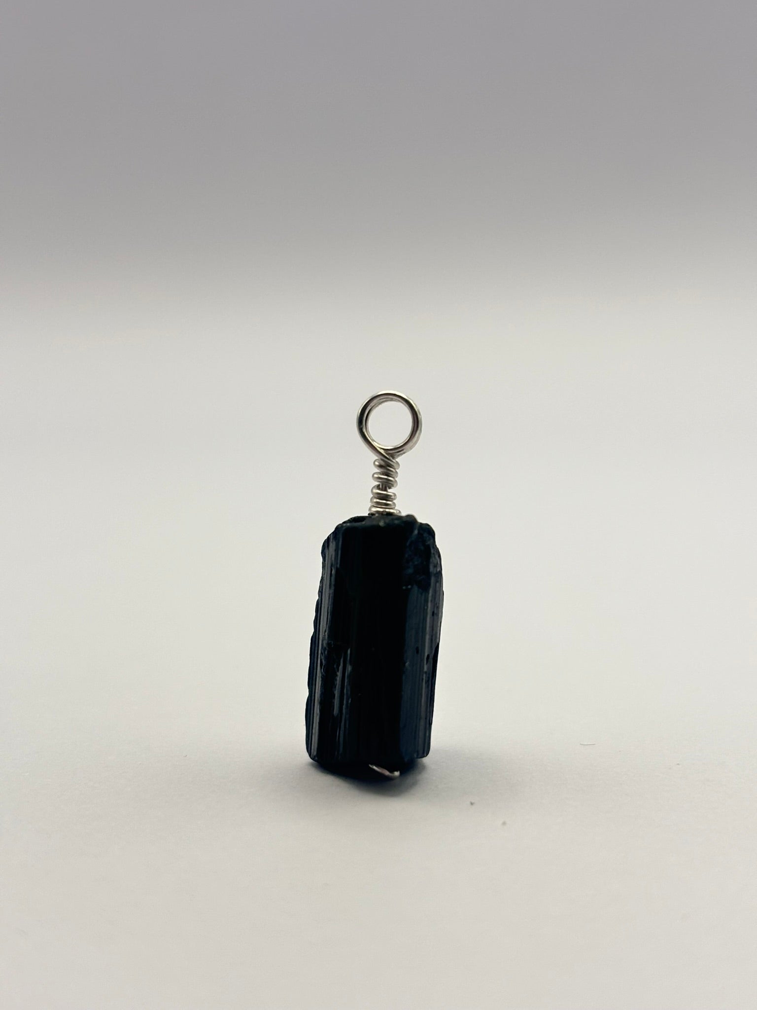 Dije de Turmalina Negra con Hilo de Plata Ley 925 – Protección Energética en Pieza Artesanal